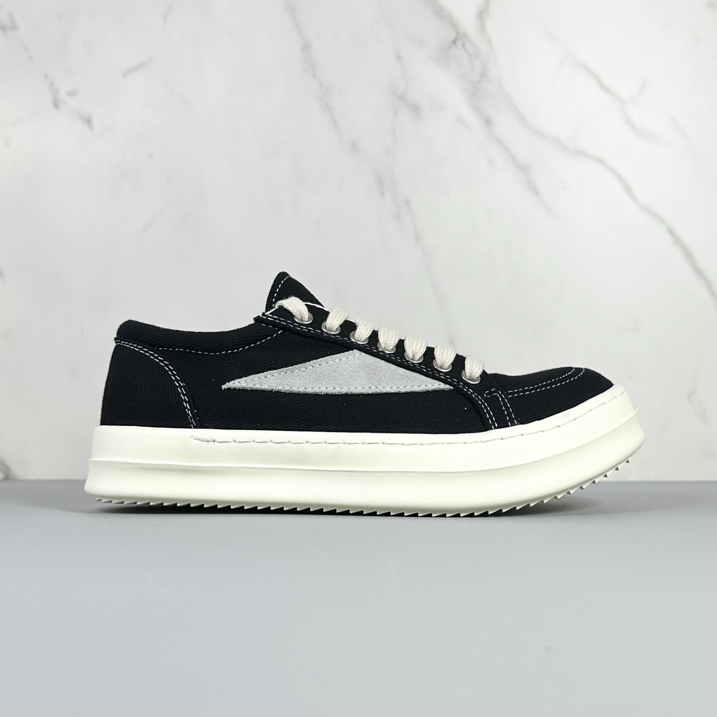 NO:639512,Shipping today RO sneakers, mesh surface, high quality - cost-effective - running style, original box size 35-46 (no half size) Rick Owens DRKSHDW retro sneakers, genderless, avant-garde style, comfortable and casual modern statement Looking for the perfect balance between avant-garde design and daily practical wear?  Rick Owens' sub-line brand DRKSHDW brings you this low-top sneaker that interprets the essence of retro. It is not only a shoe, but also a fashion item that incorporates Rick Owens' iconic aesthetic genes. It injects an avant-garde soul into your daily style with a low-key but highly recognizable attitude.19860909今天出货 RO 板鞋 网布面 高品质-性价比-跑量款 原盒原标 35-46（无半码） Rick Owens DRKSHDW 复古板鞋无性别前卫风尚,舒适随性的摩登宣言 在先锋设计与日常实穿之间寻找完美平衡？Rick Owens副线品牌DRKSHDW为您带来这款诠释复古精髓的低帮板鞋.它不仅是鞋履,更是融入Rick Owens标志性美学基因的时尚单品,以低调却极具辨识度的姿态,为您的日常造型注入前卫灵魂.,,Men's shoes