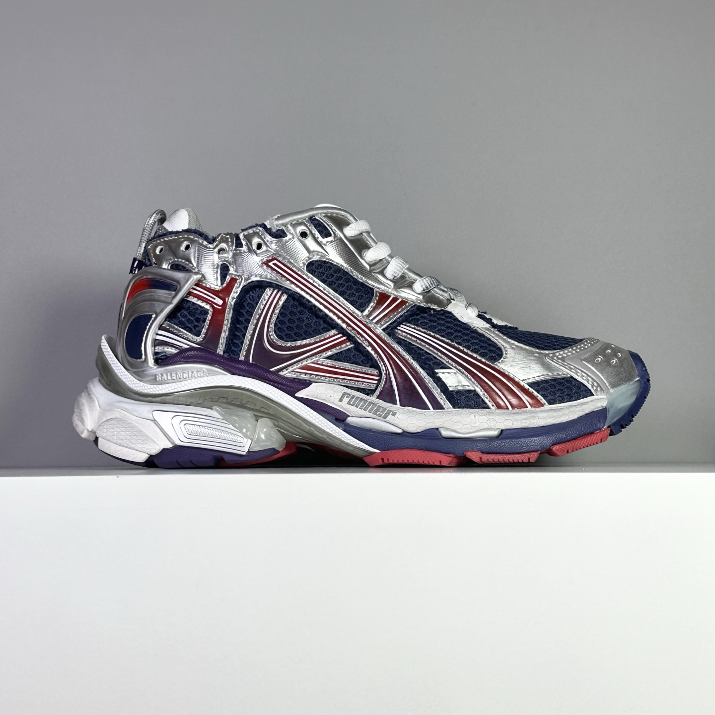 NO:621342,Balenciaga 7th Generation Series New Color Information The new BALENCIAGA Balenciaga-Runner shows the designer Demna's sneaker style through overflowing glue, distressing, stitching and other details. It uses a pair of 'old shoes' to convey a retro feel. The rear side panel and raised toe box show Demna's future vision in structure; the original large box restores 100% of the official configuration from the inside to the outside. The top-level version is specially designed to crush all versions. The code number is 35 36  37 38 39 40 41 42 43 44 45 46,,balenciaga,balenciaga,sneakers19860909巴黎世家7代系列新色 资讯新款BALENCIAGA 巴黎世家-Runner、是通过溢胶、做旧、缝线等细节,展示了设计师 Demna 的运动鞋风格,用一双「旧鞋」传递复古感,后侧板、翘起的鞋头,则展示了 Demna 在结构上的未来构想； 原装大盒从里到外一切百分百还原官方配置 顶级专供碾压一切版本码数35 36 37 38 39 40 41 42 43 44 45 46,,balenciaga,balenciaga,sneakers,Men's shoes