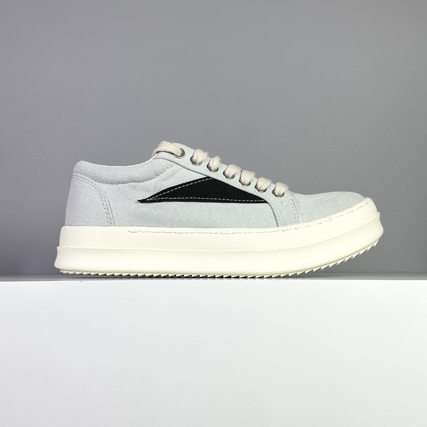 NO:639515,Shipped today RO sneakers suede high quality - cost-effective - running style original box size 35-46 (no half size) Rick Owens DRKSHDW retro sneakers genderless avant-garde style, comfortable and casual modern statement Looking for the perfect balance between avant-garde design and daily practical wear?  Rick Owens' sub-line brand DRKSHDW brings you this low-top sneaker that interprets the essence of retro. It is not only a shoe, but also a fashion item that incorporates Rick Owens' iconic aesthetic genes. It injects an avant-garde soul into your daily style with a low-key but highly recognizable attitude.19860909今天出货 RO 板鞋 翻毛皮高品质-性价比-跑量款 原盒原标 35-46（无半码） Rick Owens DRKSHDW 复古板鞋无性别前卫风尚,舒适随性的摩登宣言 在先锋设计与日常实穿之间寻找完美平衡？Rick Owens副线品牌DRKSHDW为您带来这款诠释复古精髓的低帮板鞋.它不仅是鞋履,更是融入Rick Owens标志性美学基因的时尚单品,以低调却极具辨识度的姿态,为您的日常造型注入前卫灵魂.,,Men's shoes