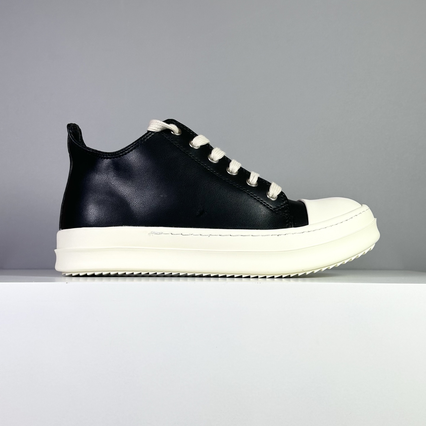 NO:639518,Shipped today RO sneakers, high quality leather - cost-effective - running style, original box size 35-46 (no half size) Rick Owens DRKSHDW retro sneakers, genderless, avant-garde style, comfortable and casual modern statement Looking for the perfect balance between avant-garde design and daily practical wear?  Rick Owens' sub-line brand DRKSHDW brings you this low-top sneaker that interprets the essence of retro. It is not only a shoe, but also a fashion item that incorporates Rick Owens' iconic aesthetic genes. It injects an avant-garde soul into your daily style with a low-key but highly recognizable attitude.19860909今天出货 RO 板鞋 皮面高品质-性价比-跑量款 原盒原标 35-46（无半码） Rick Owens DRKSHDW 复古板鞋无性别前卫风尚,舒适随性的摩登宣言 在先锋设计与日常实穿之间寻找完美平衡？Rick Owens副线品牌DRKSHDW为您带来这款诠释复古精髓的低帮板鞋.它不仅是鞋履,更是融入Rick Owens标志性美学基因的时尚单品,以低调却极具辨识度的姿态,为您的日常造型注入前卫灵魂.,,Men's shoes