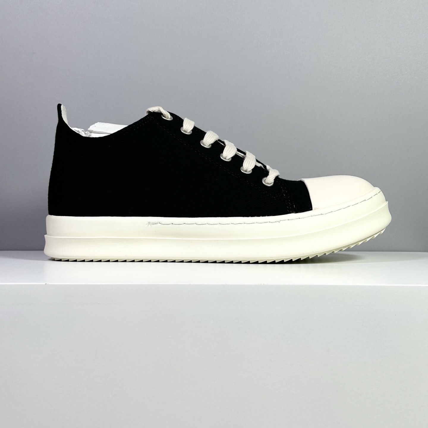NO:639521,Shipped today RO sneakers, high quality mesh - cost-effective - running style, original box size 35-46 (no half size) Rick Owens DRKSHDW retro sneakers, genderless, avant-garde style, comfortable and casual modern statement Looking for the perfect balance between avant-garde design and daily practical wear?  Rick Owens' sub-line brand DRKSHDW brings you this low-top sneaker that interprets the essence of retro. It is not only a shoe, but also a fashion item that incorporates Rick Owens' iconic aesthetic genes. It injects an avant-garde soul into your daily style with a low-key but highly recognizable attitude.19860909今天出货 RO 板鞋 网面高品质-性价比-跑量款 原盒原标 35-46（无半码） Rick Owens DRKSHDW 复古板鞋无性别前卫风尚,舒适随性的摩登宣言 在先锋设计与日常实穿之间寻找完美平衡？Rick Owens副线品牌DRKSHDW为您带来这款诠释复古精髓的低帮板鞋.它不仅是鞋履,更是融入Rick Owens标志性美学基因的时尚单品,以低调却极具辨识度的姿态,为您的日常造型注入前卫灵魂.,,Men's shoes
