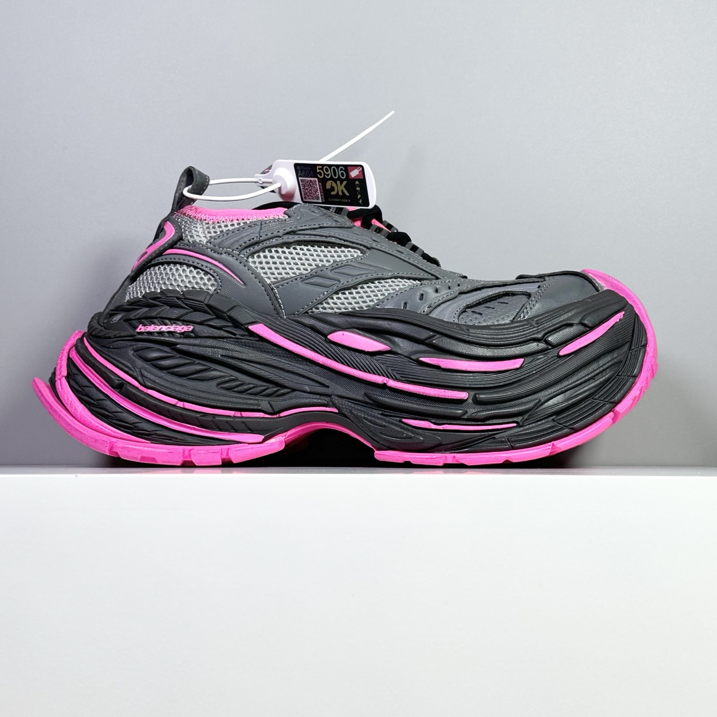 NO:555479,[ok scanned version] Balenciaga Platform thick-soled lace-up dad shoes, 17th generation, produced by pure original production line, exclusive craftsmanship, exaggerated shoe shape, ultra-thick sole, synchronized with original shoes, using a pair of 'old shoes' to convey a retro feel. The rear side panel and raised toe box show Demna's future vision in structure. The original large box 100% restores the official configuration from the inside to the outside, distinguishing all versions on the market, all details are high-end restoration, welcome to criticize  , crushing all versions, sizes 35 36 37 38 39 40 41 42 43 44 45 46 shipped today [ok scan version] Balenciaga Balenciaga Platform thick-soled lace-up dad shoes 17th generation pure original production line exclusive craftsmanship exaggerated shoe shape ultra-thick sole   Synchronize the original shoes with a pair of 'old shoes' to convey a retro feel. The rear side panel and the raised toe box show Demna's future vision in structure. The original large box restores 100% of the official configuration from the inside to the outside, distinguishing all versions on the market, and all details are high-end restoration. Welcome to criticize, crush all versions. Sizes 35 36 37 38 39 40 41 42 43 44 45  46,,balenciaga,balenciaga,tom ford19860909【ok扫描版本】Balenciaga巴黎世家 Platform 厚底系带 老爹鞋 17代 纯原生产线出品 独家工艺 夸张鞋型 超厚鞋底 同步原鞋 用一双「旧鞋」传递复古感 后侧板、翘起的鞋头 则展示了 Demna 在结构上的未来构想 原装大盒从里到外一切百分百还原官方配置,区别市面所有版本,一切细节高端还原 ,欢迎挑刺 ,碾压一切版本 尺码35 36 37 38 39 40 41 42 43 44 45 46 今天出货【ok扫描版本】Balenciaga巴黎世家 Platform 厚底系带 老爹鞋 17代 纯原生产线出品 独家工艺 夸张鞋型 超厚鞋底 同步原鞋  用一双「旧鞋」传递复古感 后侧板、翘起的鞋头 则展示了 Demna 在结构上的未来构想 原装大盒从里到外一切百分百还原官方配置,区别市面所有版本,一切细节高端还原 ,欢迎挑刺 ,碾压一切版本 尺码35 36 37 38 39 40 41 42 43 44 45 46,,balenciaga,balenciaga,tom ford,Men's shoes