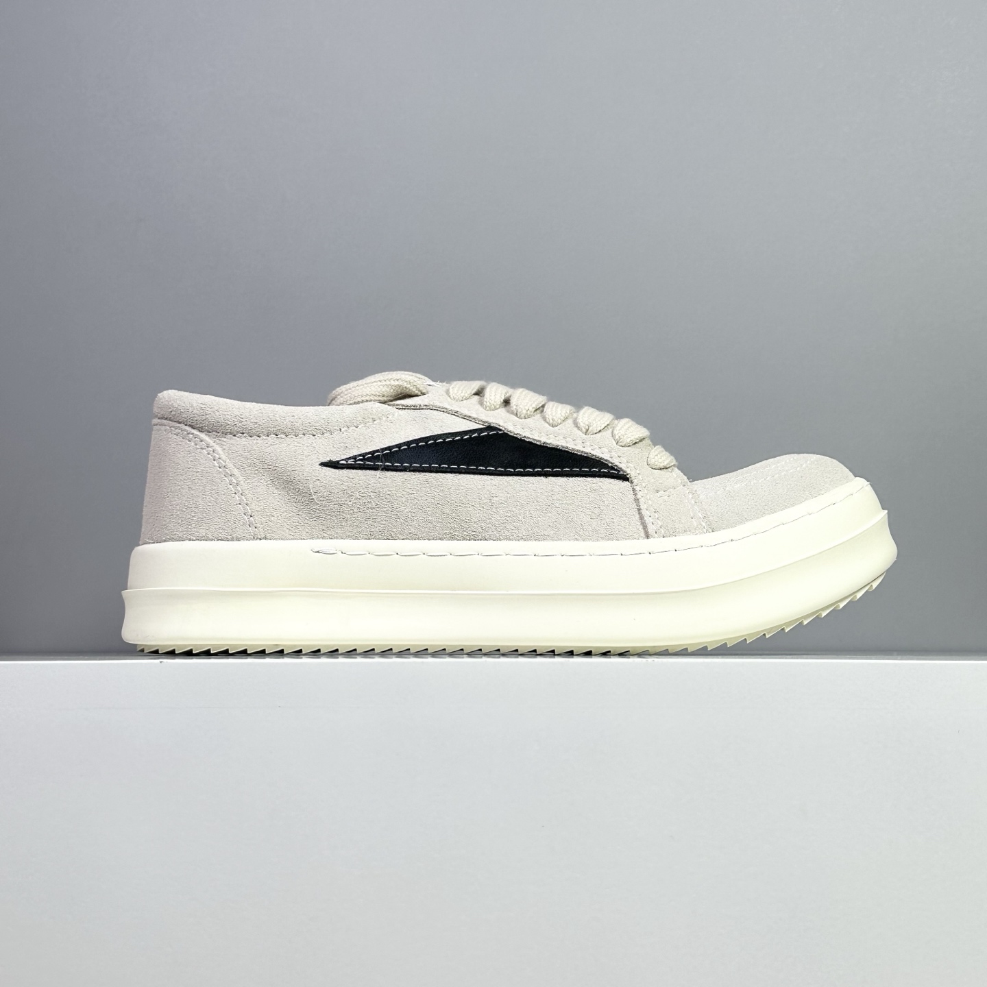 NO:639524,Shipped today RO sneakers, high quality leather - cost-effective - running style, original box size 35-46 (no half size) Rick Owens DRKSHDW retro sneakers, genderless, avant-garde style, comfortable and casual modern statement Looking for the perfect balance between avant-garde design and daily practical wear?  Rick Owens' sub-line brand DRKSHDW brings you this low-top sneaker that interprets the essence of retro. It is not only a shoe, but also a fashion item that incorporates Rick Owens' iconic aesthetic genes. It injects an avant-garde soul into your daily style with a low-key but highly recognizable attitude.19860909今天出货 RO 板鞋 皮面高品质-性价比-跑量款 原盒原标 35-46（无半码） Rick Owens DRKSHDW 复古板鞋无性别前卫风尚,舒适随性的摩登宣言 在先锋设计与日常实穿之间寻找完美平衡？Rick Owens副线品牌DRKSHDW为您带来这款诠释复古精髓的低帮板鞋.它不仅是鞋履,更是融入Rick Owens标志性美学基因的时尚单品,以低调却极具辨识度的姿态,为您的日常造型注入前卫灵魂.,,Men's shoes