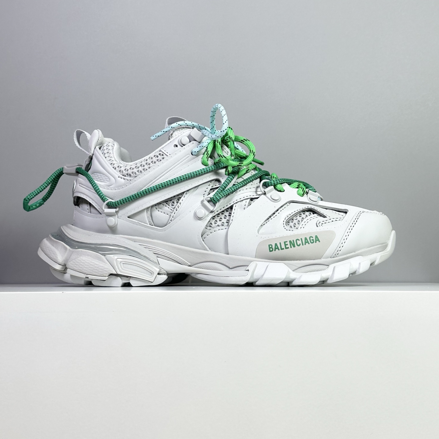 NO:555475,[OK scanned version] The pure original version of Balenciaga III 3.0 strap model, the new BALENCIAGA Balenciaga-Runner, shows the designer Demna's sneaker style through details such as overflowing glue, distressing, and stitching. It uses a pair of 'old shoes' to convey a retro feel. The rear side panel and raised toe box show Demna's future vision in structure; the original large box restores 100% of the official configuration from the inside to the outside.  Top-grade exclusive to crush all versions, code number 35 36 37 38 39 40 41 42 43 44 45 46,,balenciaga,balenciaga,sneakers19860909【OK扫描版本】纯原版本巴黎世家三代 3.0绑带款 资讯新款BALENCIAGA 巴黎世家-Runner、是通过溢胶、做旧、缝线等细节,展示了设计师 Demna 的运动鞋风格,用一双「旧鞋」传递复古感,后侧板、翘起的鞋头,则展示了 Demna 在结构上的未来构想； 原装大盒从里到外一切百分百还原官方配置 顶级专供碾压一切版本码数35 36 37 38 39 40 41 42 43 44 45 46,,balenciaga,balenciaga,sneakers,Men's shoes