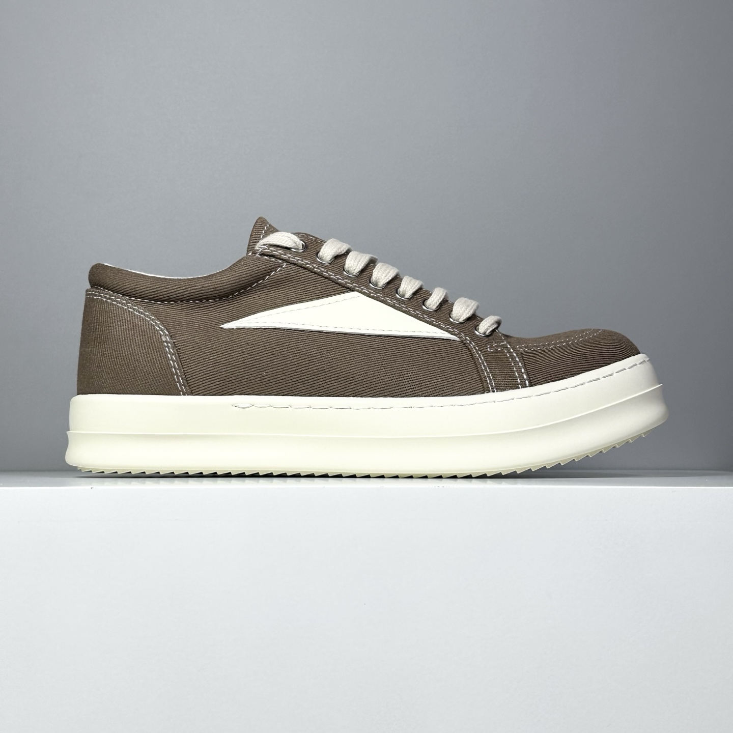 NO:639526,Shipped today [K version] new RO sneakers, high quality mesh - cost-effective - running size, original box size 35-46 (no half size) Rick Owens DRKSHDW retro sneakers, genderless, avant-garde style, comfortable and casual modern statement Looking for the perfect balance between avant-garde design and daily practical wear?  Rick Owens' sub-line brand DRKSHDW brings you this low-top sneaker that interprets the essence of retro. It is not only a shoe, but also a fashion item that incorporates Rick Owens' iconic aesthetic genes. It injects an avant-garde soul into your daily style with a low-key but highly recognizable attitude.19860909今天出货【K版】新货RO 板鞋 网面高品质-性价比-跑量款 原盒原标 35-46（无半码） Rick Owens DRKSHDW 复古板鞋无性别前卫风尚,舒适随性的摩登宣言 在先锋设计与日常实穿之间寻找完美平衡？Rick Owens副线品牌DRKSHDW为您带来这款诠释复古精髓的低帮板鞋.它不仅是鞋履,更是融入Rick Owens标志性美学基因的时尚单品,以低调却极具辨识度的姿态,为您的日常造型注入前卫灵魂.,,Men's shoes