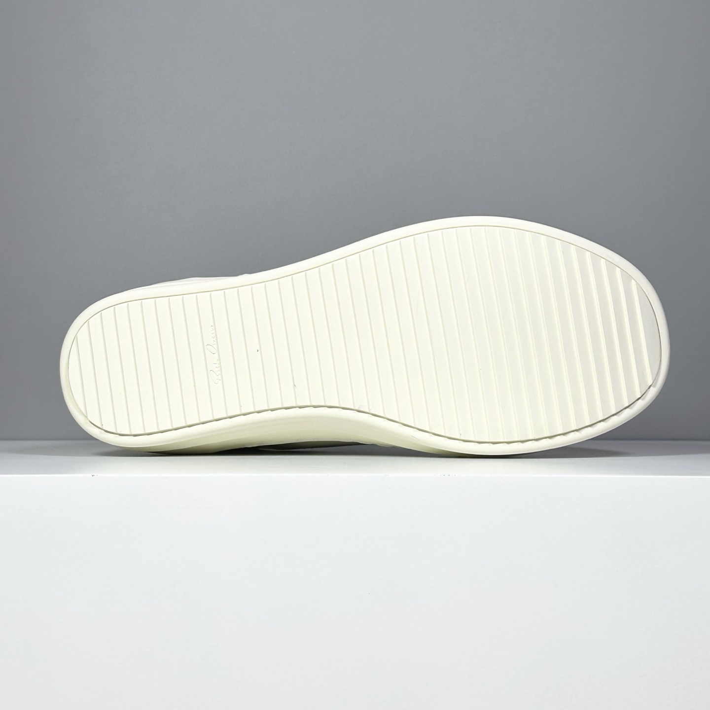 今天出货 【K版】升级版RO板鞋 网面高品质-性价比-跑量款 原盒原标
35-46(无半码)
Rick Owens DRKSHDW 复古板鞋:无性别前卫风尚,舒适随性的摩登宣言
在先锋设计与日常实穿之间寻找完美平衡?Rick Owens副线品牌DRKSHDW为您带来这款诠释复古精髓的低帮板鞋。它不仅是鞋履,更是融入Rick Owens标志性美学基因的时尚单品,以低调却极具辨识度的姿态,为您的日常造型注入前卫灵魂。