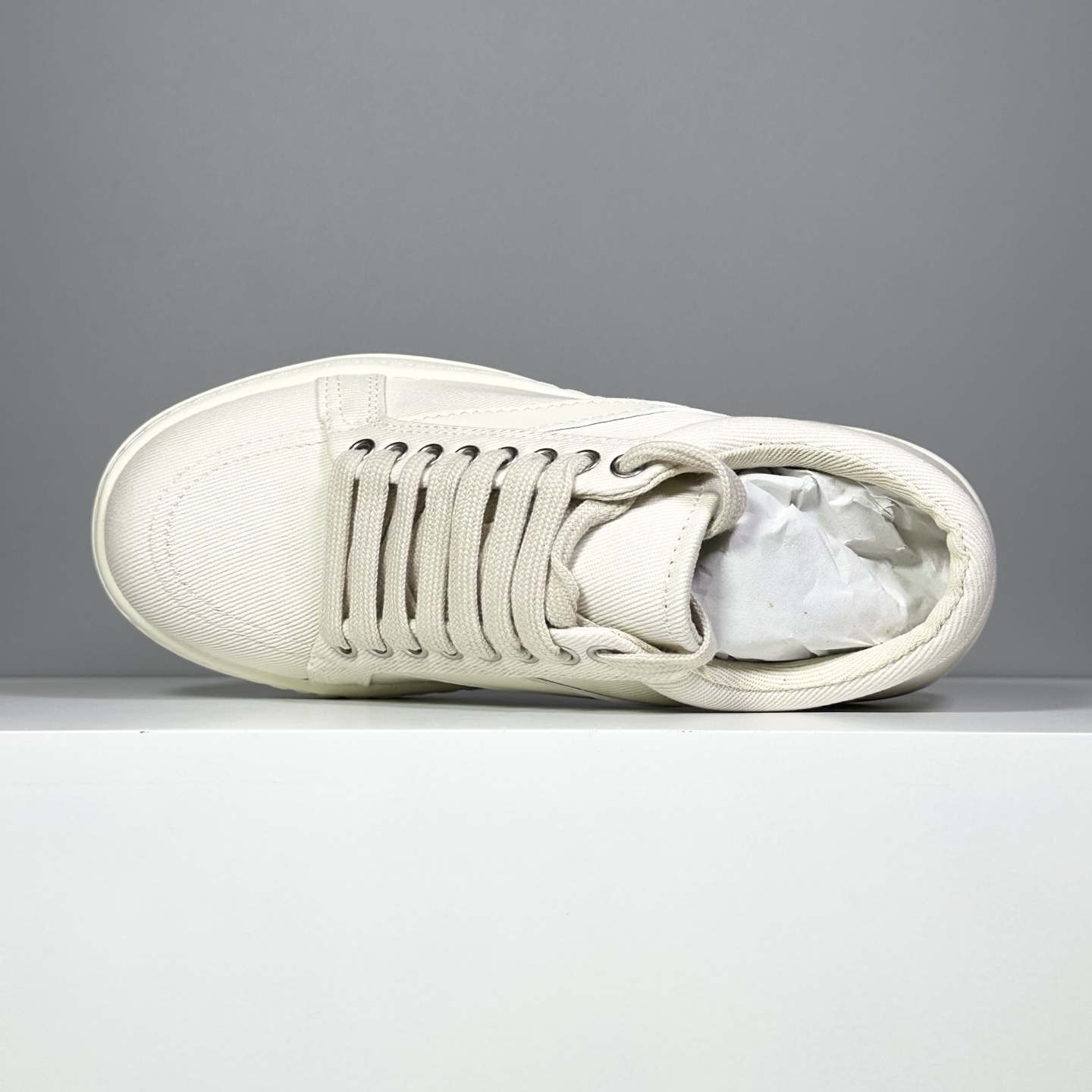 今天出货 【K版】升级版RO板鞋 网面高品质-性价比-跑量款 原盒原标
35-46(无半码)
Rick Owens DRKSHDW 复古板鞋:无性别前卫风尚,舒适随性的摩登宣言
在先锋设计与日常实穿之间寻找完美平衡?Rick Owens副线品牌DRKSHDW为您带来这款诠释复古精髓的低帮板鞋。它不仅是鞋履,更是融入Rick Owens标志性美学基因的时尚单品,以低调却极具辨识度的姿态,为您的日常造型注入前卫灵魂。