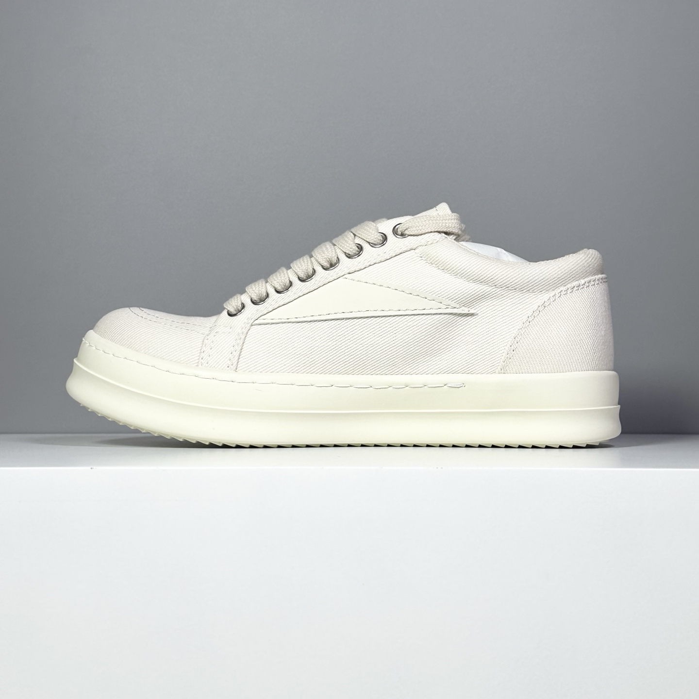 今天出货 【K版】升级版RO板鞋 网面高品质-性价比-跑量款 原盒原标
35-46(无半码)
Rick Owens DRKSHDW 复古板鞋:无性别前卫风尚,舒适随性的摩登宣言
在先锋设计与日常实穿之间寻找完美平衡?Rick Owens副线品牌DRKSHDW为您带来这款诠释复古精髓的低帮板鞋。它不仅是鞋履,更是融入Rick Owens标志性美学基因的时尚单品,以低调却极具辨识度的姿态,为您的日常造型注入前卫灵魂。