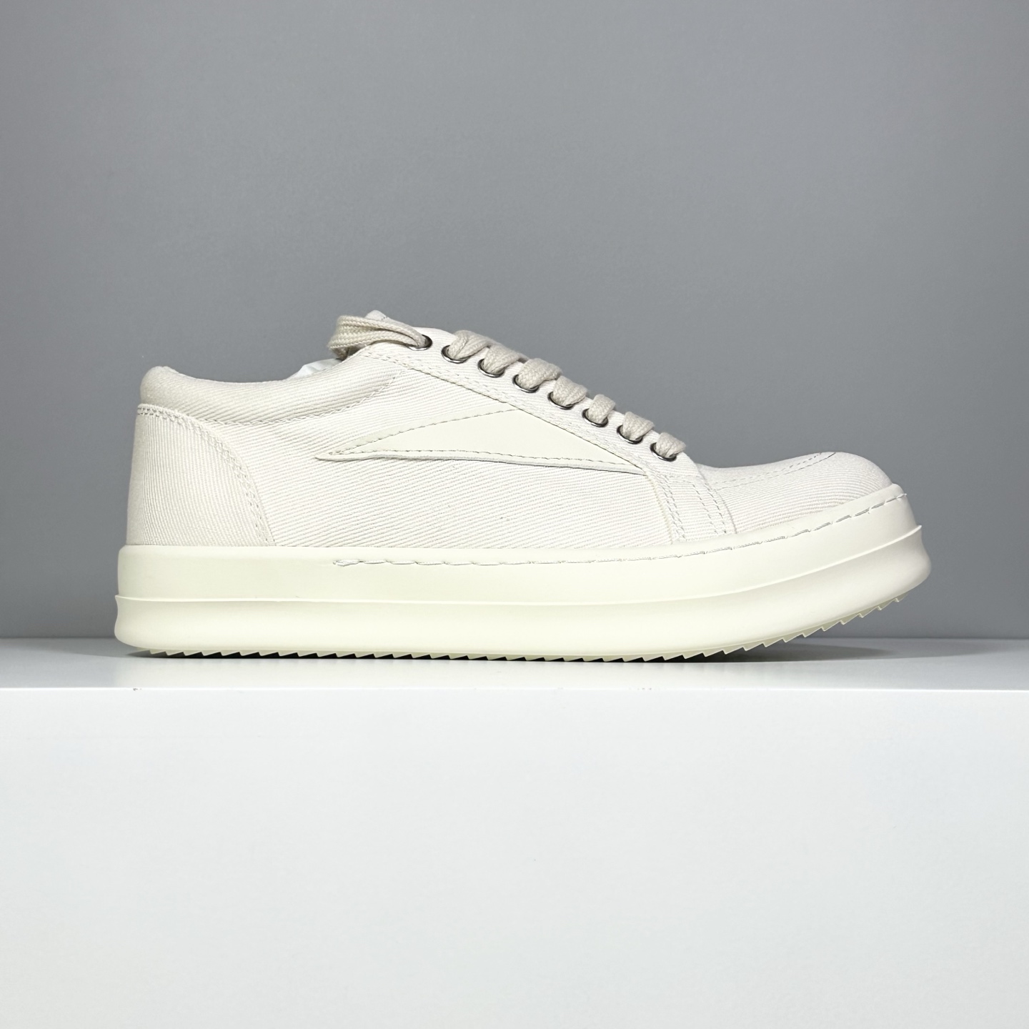 NO:639501,Shipped today [K version] Upgraded version of RO sneakers, high quality mesh - cost-effective - running model, original box size 35-46 (no half size) Rick Owens DRKSHDW retro sneakers, genderless, avant-garde style, comfortable and casual modern statement Looking for the perfect balance between avant-garde design and daily practical wear?  Rick Owens' sub-line brand DRKSHDW brings you this low-top sneaker that interprets the essence of retro. It is not only a shoe, but also a fashion item that incorporates Rick Owens' iconic aesthetic genes. It injects an avant-garde soul into your daily style with a low-key but highly recognizable attitude.19860909今天出货【K版】升级版RO板鞋 网面高品质-性价比-跑量款 原盒原标 35-46（无半码） Rick Owens DRKSHDW 复古板鞋无性别前卫风尚,舒适随性的摩登宣言 在先锋设计与日常实穿之间寻找完美平衡？Rick Owens副线品牌DRKSHDW为您带来这款诠释复古精髓的低帮板鞋.它不仅是鞋履,更是融入Rick Owens标志性美学基因的时尚单品,以低调却极具辨识度的姿态,为您的日常造型注入前卫灵魂.,,Men's shoes