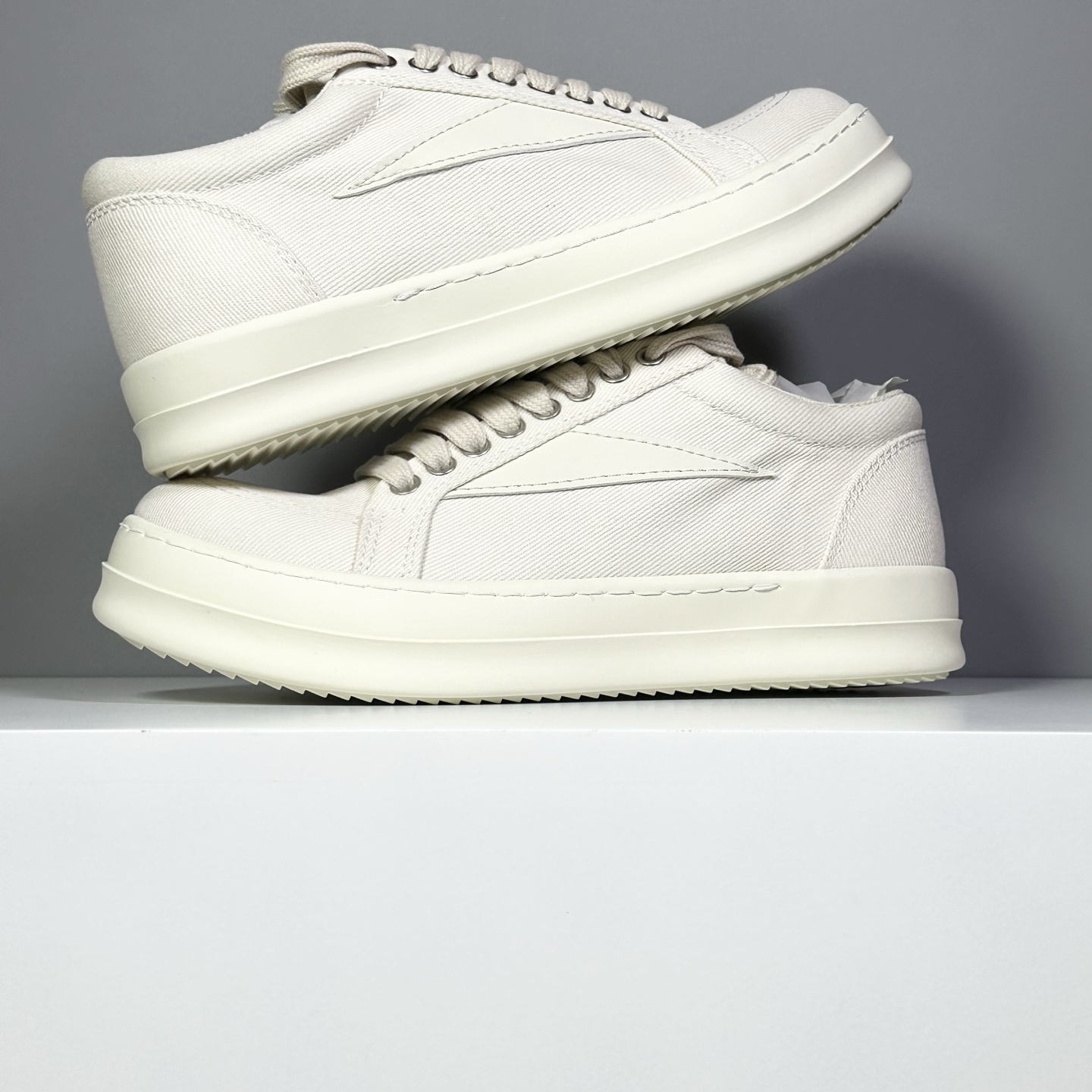 今天出货 【K版】升级版RO板鞋 网面高品质-性价比-跑量款 原盒原标
35-46(无半码)
Rick Owens DRKSHDW 复古板鞋:无性别前卫风尚,舒适随性的摩登宣言
在先锋设计与日常实穿之间寻找完美平衡?Rick Owens副线品牌DRKSHDW为您带来这款诠释复古精髓的低帮板鞋。它不仅是鞋履,更是融入Rick Owens标志性美学基因的时尚单品,以低调却极具辨识度的姿态,为您的日常造型注入前卫灵魂。