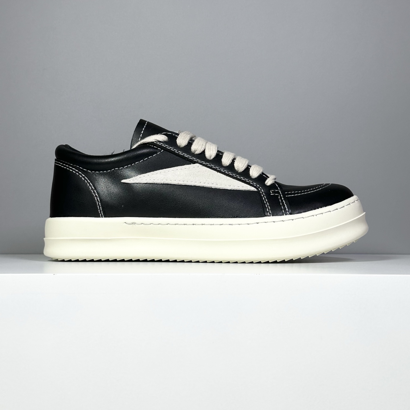 今天出货 【K版】升级版RO板鞋 皮面高品质-性价比-跑量款 原盒原标
35-46(无半码)
Rick Owens DRKSHDW 复古板鞋:无性别前卫风尚,舒适随性的摩登宣言
在先锋设计与日常实穿之间寻找完美平衡?Rick Owens副线品牌DRKSHDW为您带来这款诠释复古精髓的低帮板鞋。它不仅是鞋履,更是融入Rick Owens标志性美学基因的时尚单品,以低调却极具辨识度的姿态,为您的日常造型注入前卫灵魂。