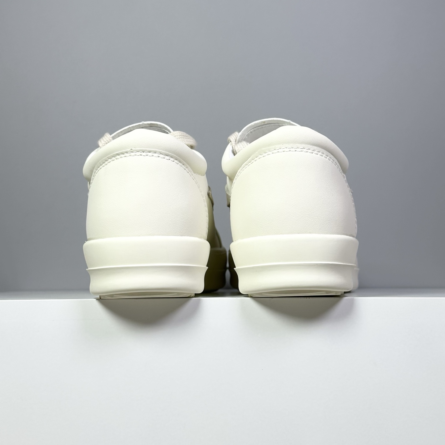 今天出货 【K版】升级版RO板鞋 皮面高品质-性价比-跑量款 原盒原标
35-46(无半码)
Rick Owens DRKSHDW 复古板鞋:无性别前卫风尚,舒适随性的摩登宣言
在先锋设计与日常实穿之间寻找完美平衡?Rick Owens副线品牌DRKSHDW为您带来这款诠释复古精髓的低帮板鞋。它不仅是鞋履,更是融入Rick Owens标志性美学基因的时尚单品,以低调却极具辨识度的姿态,为您的日常造型注入前卫灵魂。