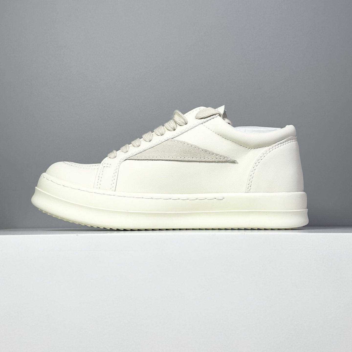 今天出货 【K版】升级版RO板鞋 皮面高品质-性价比-跑量款 原盒原标
35-46(无半码)
Rick Owens DRKSHDW 复古板鞋:无性别前卫风尚,舒适随性的摩登宣言
在先锋设计与日常实穿之间寻找完美平衡?Rick Owens副线品牌DRKSHDW为您带来这款诠释复古精髓的低帮板鞋。它不仅是鞋履,更是融入Rick Owens标志性美学基因的时尚单品,以低调却极具辨识度的姿态,为您的日常造型注入前卫灵魂。