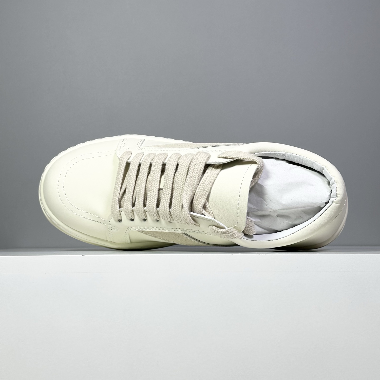 今天出货 【K版】升级版RO板鞋 皮面高品质-性价比-跑量款 原盒原标
35-46(无半码)
Rick Owens DRKSHDW 复古板鞋:无性别前卫风尚,舒适随性的摩登宣言
在先锋设计与日常实穿之间寻找完美平衡?Rick Owens副线品牌DRKSHDW为您带来这款诠释复古精髓的低帮板鞋。它不仅是鞋履,更是融入Rick Owens标志性美学基因的时尚单品,以低调却极具辨识度的姿态,为您的日常造型注入前卫灵魂。