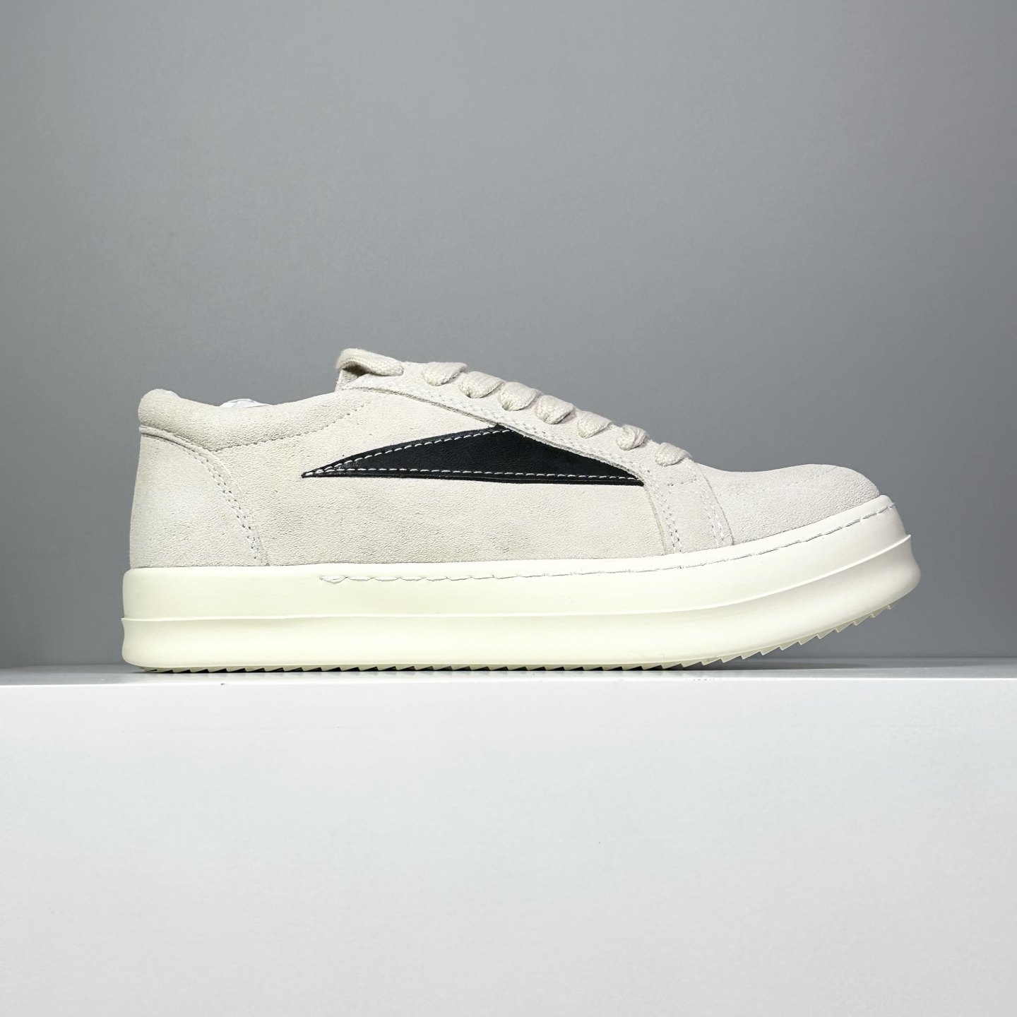 今天出货 【K版】升级版RO板鞋 皮面高品质-性价比-跑量款 原盒原标
35-46(无半码)
Rick Owens DRKSHDW 复古板鞋:无性别前卫风尚,舒适随性的摩登宣言
在先锋设计与日常实穿之间寻找完美平衡?Rick Owens副线品牌DRKSHDW为您带来这款诠释复古精髓的低帮板鞋。它不仅是鞋履,更是融入Rick Owens标志性美学基因的时尚单品,以低调却极具辨识度的姿态,为您的日常造型注入前卫灵魂。