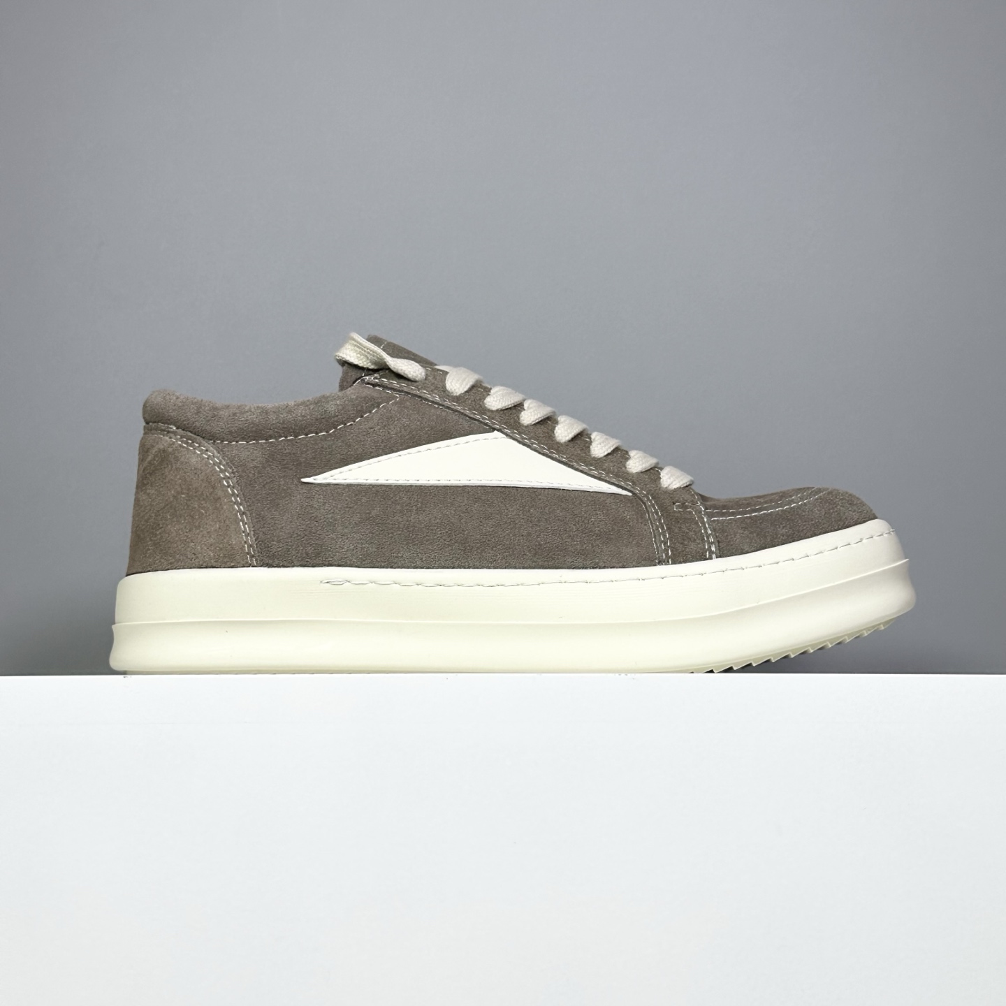 NO:639504,Shipped today [K version] Upgraded version of RO sneakers, leather surface, high quality - cost-effective - running model, original box size 35-46 (no half size) Rick Owens DRKSHDW retro sneakers, genderless, avant-garde style, comfortable and casual modern statement Looking for the perfect balance between avant-garde design and daily practical wear?  Rick Owens' sub-line brand DRKSHDW brings you this low-top sneaker that interprets the essence of retro. It is not only a shoe, but also a fashion item that incorporates Rick Owens' iconic aesthetic genes. It injects an avant-garde soul into your daily style with a low-key but highly recognizable attitude.19860909今天出货【K版】升级版RO板鞋 皮面高品质-性价比-跑量款 原盒原标 35-46（无半码） Rick Owens DRKSHDW 复古板鞋无性别前卫风尚,舒适随性的摩登宣言 在先锋设计与日常实穿之间寻找完美平衡？Rick Owens副线品牌DRKSHDW为您带来这款诠释复古精髓的低帮板鞋.它不仅是鞋履,更是融入Rick Owens标志性美学基因的时尚单品,以低调却极具辨识度的姿态,为您的日常造型注入前卫灵魂.,,Men's shoes