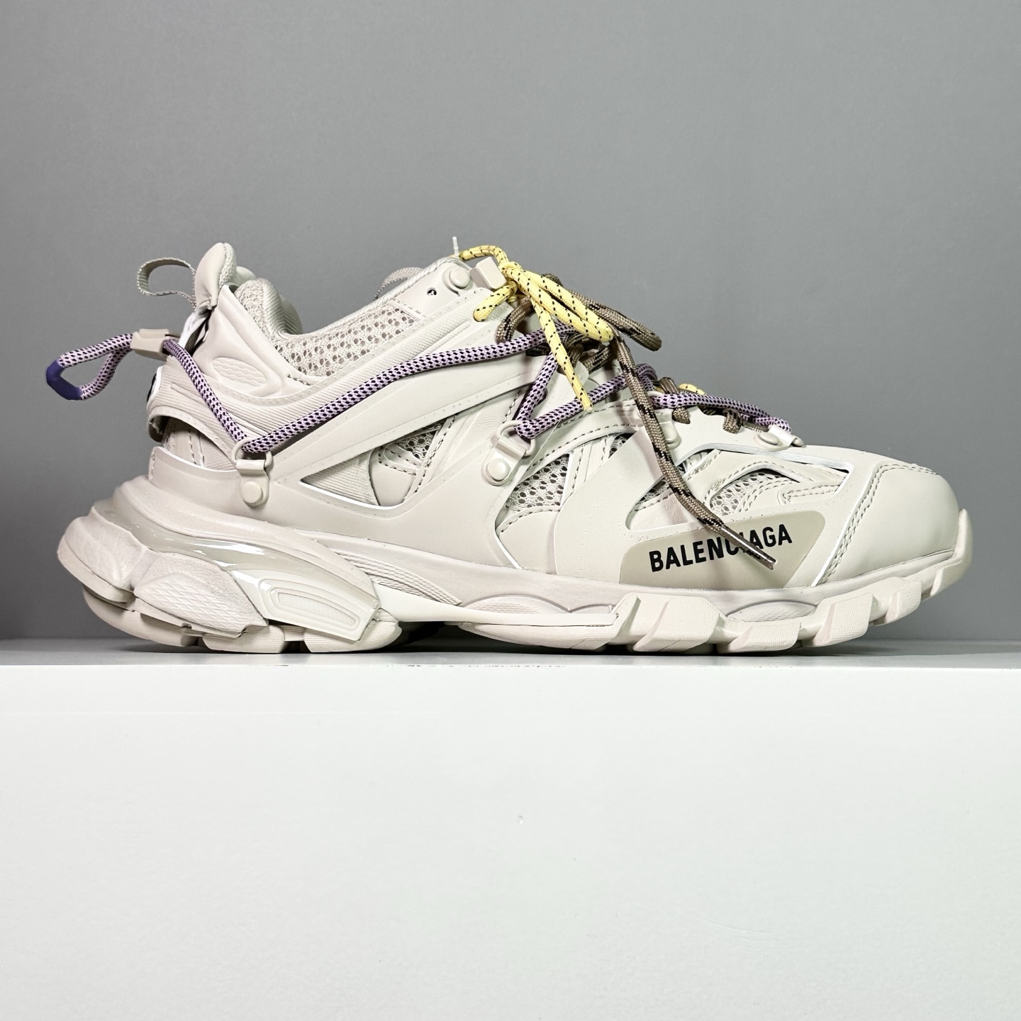 NO:830851,Shipped today [OK scanned version] The pure original version of Balenciaga III 3.0 strap model, the new BALENCIAGA Balenciaga-Runner, shows the designer Demna's sneaker style through overflowing glue, distressing, stitching and other details. It uses a pair of 'old shoes' to convey a retro feel. The rear side panel and raised toe box show Demna's future vision in structure; the original large box restores 100% of the official configuration from the inside to the outside.  Top-grade exclusive to crush all versions, code number 35 36 37 38 39 40 41 42 43 44 45 46,,balenciaga,balenciaga,sneakers19860909今天出货【OK扫描版本】纯原版本巴黎世家三代 3.0绑带款 资讯新款BALENCIAGA 巴黎世家-Runner、是通过溢胶、做旧、缝线等细节,展示了设计师 Demna 的运动鞋风格,用一双「旧鞋」传递复古感,后侧板、翘起的鞋头,则展示了 Demna 在结构上的未来构想； 原装大盒从里到外一切百分百还原官方配置 顶级专供碾压一切版本码数35 36 37 38 39 40 41 42 43 44 45 46,,balenciaga,balenciaga,sneakers,Men's shoes