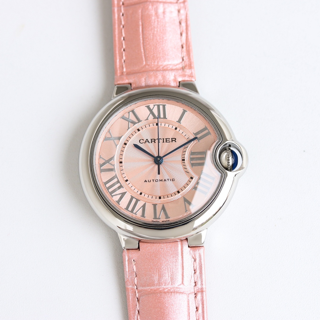 NO:393966,36 mechanical upgraded version, all internally made of complex structures, with the grilled steel orchid pointer, centered head. 10mm thick, dark yellow, steel belt shakes the head, and belt quickly disassembles. (Check the bottom cover code 845565xx3489), this series of watches is known for its delicate style and elegant style in the Cartier watchmaking industry. Of course, this watch must have such characteristics. The color of the stainless steel case makes the watch as light as a balloon, and the dark blue crown seems to deviate from the originally planned trajectory, just like a playful couple. The Roman numerals and hour markers appear retro and deep on the dial, and the decorative whole watch with guilloche patterns and sword-shaped hands gives people a delicate and considerate feeling. Isn’t this what the couple needs? Internal configuration: Seiko NH05 fully automatic machinery, water droplets (fish eyebrows) sapphire glass mirror, highly waterproof, head curvature shape, cartier1986090936机械升级版,内造均为复杂结构,烤钢兰指针,把头居中.厚度10mm,暗黄面.钢带摇头罗丝,皮带快拆.(认准底盖码845565xx3489),这个系列的腕表在卡地亚制表业中以风格细腻,格调优雅著称,当然此腕表一定具有这样的特质.精钢表壳的色泽度使得腕表如气球般轻盈,幽蓝的表冠好似不听话的偏离了原本拟定的轨迹,就像是情侣间的嬉嬉闹闹.罗马数字时标在表盘上显得复古深邃,有着扭索雕纹和剑形指针的装饰整款腕表给人细腻贴心感这岂不就是情侣间所需要的吗？内配置: 精工NH05全自动机械 水珠(鱼眼泡)蓝宝石玻璃镜面 高度防水 把头弧度形状,,cartier,Watch