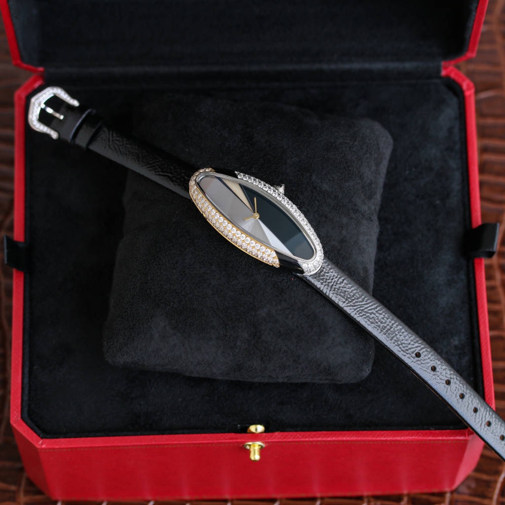 NO:148587,The perfect delivery of the bathtub series requires elegance and strength. The Cartier Bathtub series Cartier Baignoire Allongee Medium Size is 47mm in length and 21mm in width. The iconic Roman scale is matched with a quenched baked blue steel hand, which is elongated and has a sense of power. It is the most popular neutral proportion in the Baignoire series, which is not challenging to gender and personality. In particular, the new interelectric black case has three colors and unique style, giving this work a unique modern language. The curved case is matched with soft Italian calfskin, arched sapphire mirror, which perfectly fits the wrist curve, the matte dial and the elongated case, and the elliptical philosophy of soft and power collision, which is full of eye-catching. The old-fashioned style is vintage, while perfectly integrating the Cartier watch style, cartier, cartier, cowhide19860909浴缸系列完美出货要优雅也要力量 卡地亚浴缸系列Cartier Baignoire Allongee Medium Size长度47mm 宽度21mm .标志性罗马刻度搭配淬火烤蓝钢指针,拉长中型尺寸优雅又兼有力量感,是 Baignoire 系列中最受欢迎的中性比例,不挑性别又挑性格.特别是新型的间电黑表壳3色搭配个性时尚,赋予了这款作品独特的现代语言.弧形表壳搭配柔软意大利小牛皮,拱形蓝宝石镜面,完美贴合手腕曲线,磨砂表盘与拉长的表壳,柔和与力量碰撞的椭圆哲学,吸睛度拉满. 老钱风 vintage风的同时,完美融合了卡地亚手表风格,,cartier,cartier,cowhide,Watch