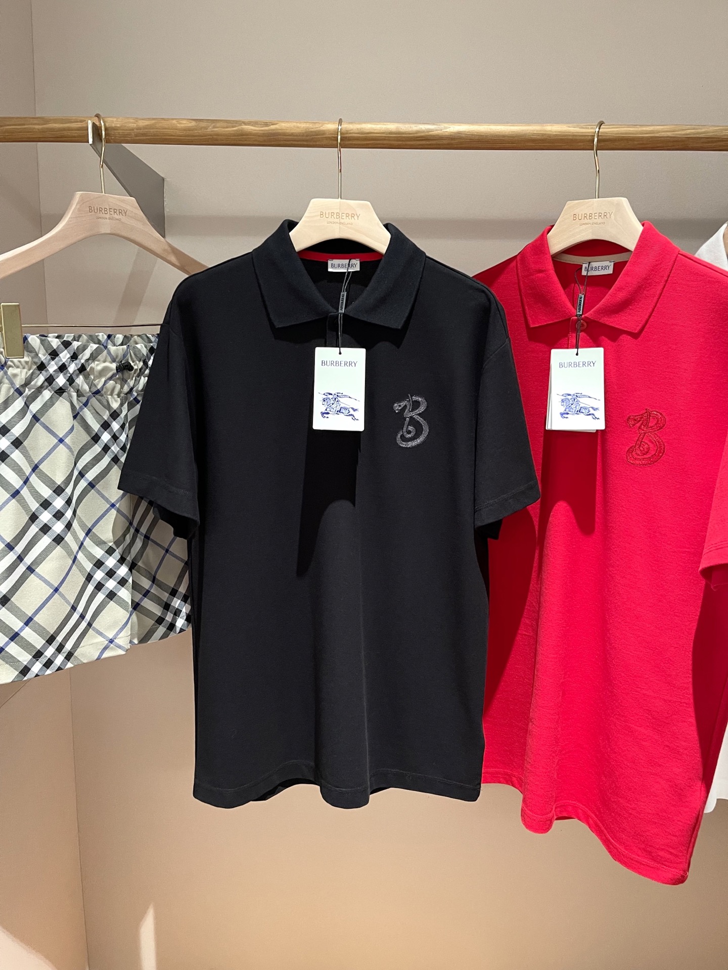 NO:137190,.BBR Ba*li 2025ss latest model Snake Year limited embroidery cotton Polo shirt BUR ace channel list, synchronizes with major buyers' stores New season design language Snake Year limited embroidery design Bead Floor cotton polo shirt BUR ace channel instantly kills all versions on the market. I can only say that it is not a level at all. No matter whether it is material, detail restoration degree or craftsmanship production, I am afraid of any challenges, just to contribute wonderful products to everyone. Code S-M-L-XL-XXL, burberry, alexander wang19860909.BBR 巴*莉 2025ss最新款 蛇年限定刺绣棉质 Polo衫 BUR王牌渠道单,同步各大买手店 全新一季设计语言 蛇年限定刺绣设计珠地棉polo衫 BUR王牌渠道 秒杀市面上一切版本 只能说根本就不是一个级别的存在 不管是材质还是细节还原度以及工艺制作方面不惧任何挑战,只为给大家奉献绝妙产物.码数S-M-L-XL-XXL,,burberry,alexander wang,Men's clothing