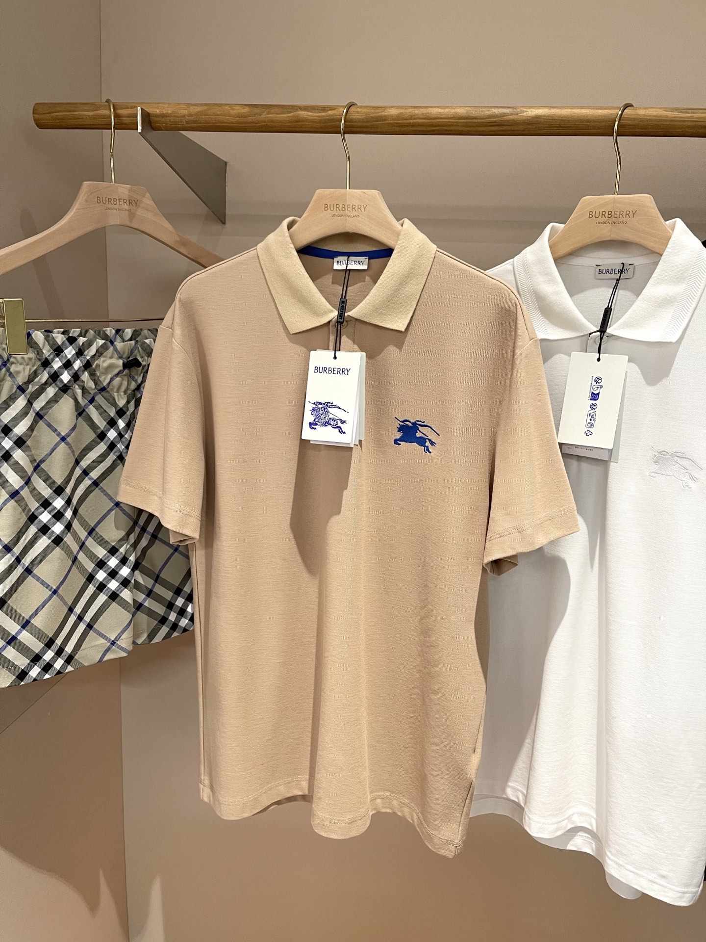 NO:137197,.BBR Ba*li 2025ss latest model Little Knight War Horse Cotton Polo Shirt Synchronizes major buyers' stores New season design language BUR ace channel Scan all versions on the market in seconds. I can only say that it is not a level at all. No matter in material, detail restoration degree and craftsmanship production, I am not afraid of any challenges, just to present wonderful products to everyone. Code S-M-L-XL-XXL, burberry, alexander wang19860909.BBR 巴*莉 2025ss最新款 小骑士战马棉质 Polo衫 同步各大买手店 全新一季设计语言 BUR王牌渠道 秒杀市面上一切版本 只能说根本就不是一个级别的存在 不管是材质还是细节还原度以及工艺制作方面不惧任何挑战,只为给大家奉献绝妙产物.码数S-M-L-XL-XXL,,burberry,alexander wang,Men's clothing