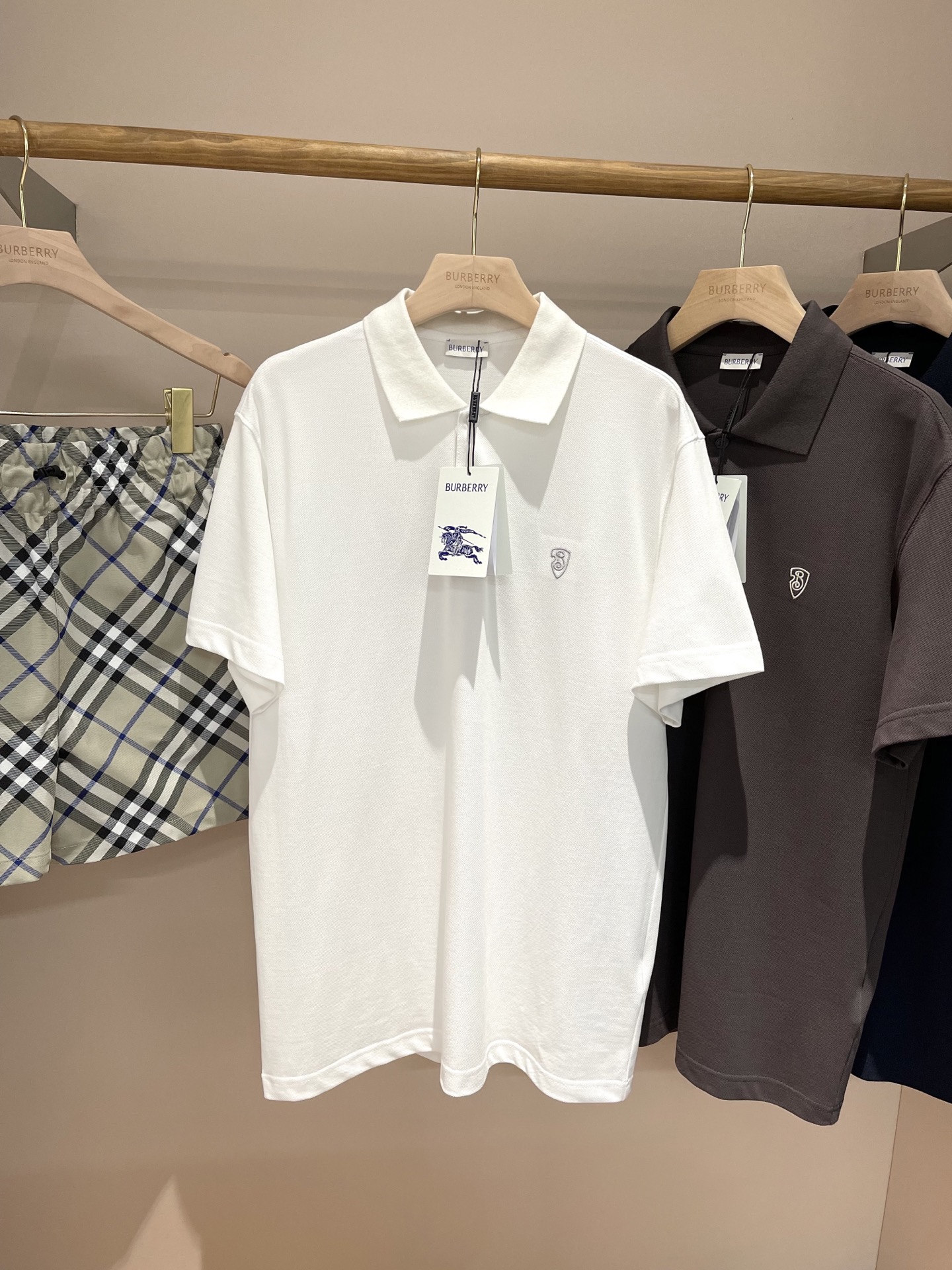 NO:137191,.BBR Ba*li 2025ss latest shield embroidered cotton Polo shirt is available with textbook-level texture, and can be fully controlled from daily life to business. Just collect and send it to your boyfriend as a dressing guide!  Women can also be very boyfriend-friendly!  BUR Ace Channel: Sells all versions on the market in seconds. I can only say that they are not at the same level at all. No matter whether it is material, detail restoration degree or process production, they are just to contribute wonderful products to everyone. Code number S-M-L-XL-XXL, burberry, alexander wang19860909.BBR 巴*莉 2025ss最新款盾牌刺绣棉质 Polo衫 带着教科书级质感登场,从日常到商务都能完全驾驭的住.直接收藏发给男朋友当穿搭指南！女士也可上身非常有男友力！BUR王牌渠道 秒杀市面上一切版本 只能说根本就不是一个级别的存在 不管是材质还是细节还原度以及工艺制作方面不惧任何挑战,只为给大家奉献绝妙产物.码数S-M-L-XL-XXL,,burberry,alexander wang,Men's clothing