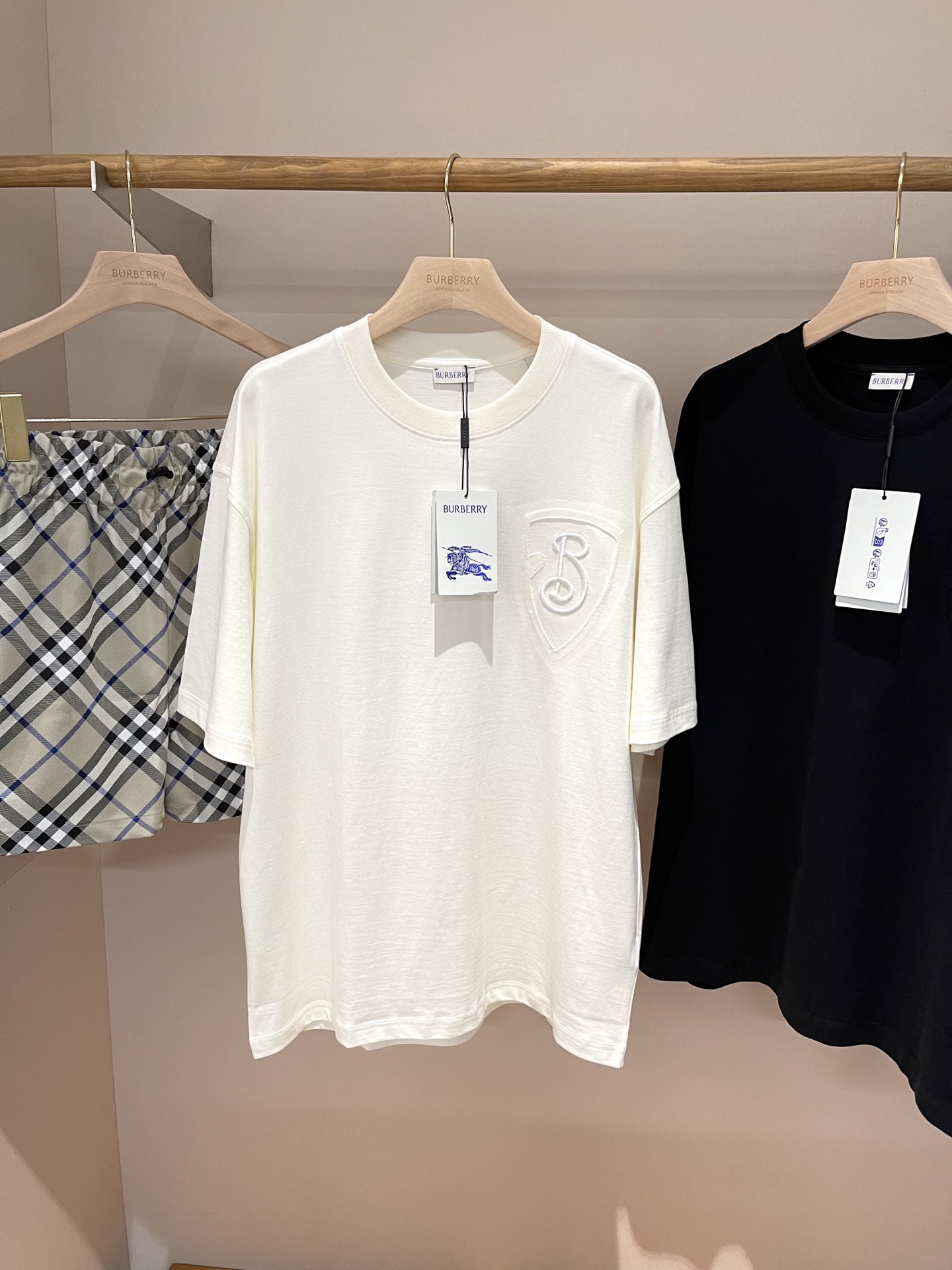 NO:137699,B-shaped shield embroidered round neck short sleeves, a great product!  Couple style versatile pure cotton short-sleeved T-shirt!  Selling all versions on the market in seconds. I can only say that they are not at the same level at all. No matter in material, detail restoration and craftsmanship, I am not afraid of any challenges. I just want to contribute wonderful products to everyone. T-shirts are made of plain cotton fabrics. I hope you will become your own knight, hold a solid shield in your hands, and resist all wind and frost and hardships!  B-shaped shield back originated from the Burberry Equestrian Knight. The shield element in the logo is metaphorically 