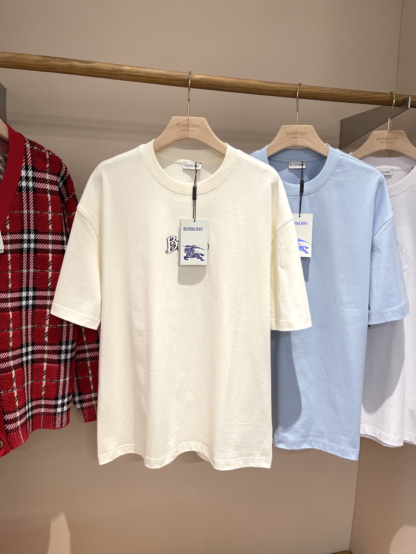 NO:137693,Logo printed cotton T-shirt, a belated good product!  Couple style versatile pure cotton short-sleeved T-shirt!  Selling all versions on the market in seconds. I can only say that they are not at the same level at all. Whether it is material, detail restoration or craftsmanship, I am not afraid of any challenges. I just want to give you a wonderful product. T-shirts are made of flat cotton fabrics. The retro collection logo print with a new interpretation was first unveiled in 1912. It is a regular version. – Rib knitted neckline – Flocking Burberry letter logo – Regular version, size standard, please choose the normal size. Loose version, presenting a close-fitting tailor. Size standard, please choose the normal size. Machine-washed short-sleeved is the best matching item for BUR fans in spring and summer. It is an absolute treasure. Short-sleeved series that trendy men and women must buy!  !  The overall texture of pure cotton high-subscription fabric is extremely comfortable and has excellent skin-friendly effect. In terms of OV style, it is also a perfect outfit, perfectly meeting the needs of various outfit occasions. It is extremely extraordinary, and its grade and charm are extremely outstanding and eye-catching, which can better demonstrate the brand specifications and your pursuit of fashion!  !  As a fan of Bbr, there should be a style that cannot be missed. All the spots have been put into the warehouse, so everyone can buy it themselves!  !  There are five S, M, L, XL, XXL size data. Please move the size table to view, burberry, T-shirt,tees, t-shirt,alexander wang19860909徽标印花棉质T恤衫,迟来的好货好款！情侣款百搭纯棉短袖T恤！ 秒杀市面上一切版本 只能说根本就不是一个级别的存在 不管是材质还是细节还原度以及工艺制作方面不惧任何挑战,只为给大家奉献绝妙产物 T 恤衫,选用平织棉面料打造.点缀焕新演绎的复古感典藏徽标印花,于 1912 年首次亮相使用.呈现常规版型.– 罗纹针织领口– 植绒 Burberry 字母徽标– 常规版型,尺码标准,请选择平时正常尺码.宽松版型,呈现贴身剪裁.尺码标准,请选择平时正常尺码.机洗这款宽松短袖便是我献给BUR粉丝开春春夏最佳的搭配单品,绝对的珍品,潮男潮女必入的短袖系列！！ 纯棉的高支数面料整体的触感极为舒适,亲肤效果也是极佳.且OV版型方面也是完美穿搭效果,完美的符合各种穿搭场合的所需.极为非凡,档次与魅力更是极为的出色亮眼,更能够彰显品牌规格与你对于时尚的追求！！作为bbr的粉丝,应该是不容错过的款式,现货均已入仓,大家自己抢购！！ 码数有五个S、M、L、XL、XXL 尺码数据请移步尺码表查看,,burberry,T-shirt,tees，t-shirt,alexander wang,Men's clothing