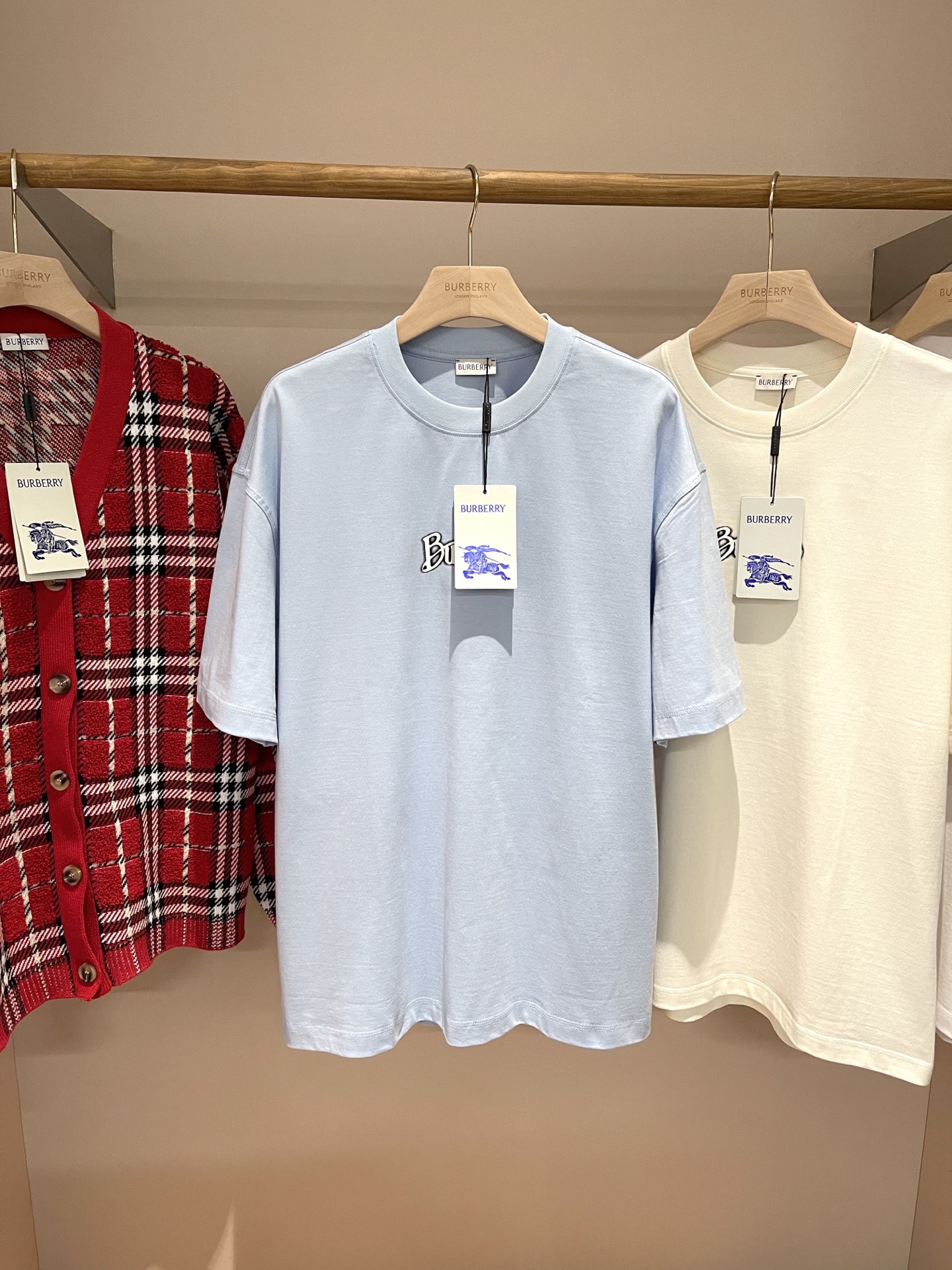 NO:137696,The overall texture of pure cotton high-subscription fabric is extremely comfortable and has excellent skin-friendly effect. In terms of OV style, it is also a perfect outfit, perfectly meeting the needs of various outfit occasions. It is extremely extraordinary, and its grade and charm are extremely outstanding and eye-catching, which can better demonstrate the brand specifications and your pursuit of fashion!  !  ,alexander wang19860909纯棉的高支数面料整体的触感极为舒适,亲肤效果也是极佳.且OV版型方面也是完美穿搭效果,完美的符合各种穿搭场合的所需.极为非凡,档次与魅力更是极为的出色亮眼,更能够彰显品牌规格与你对于时尚的追求！！,,alexander wang,Men's clothing