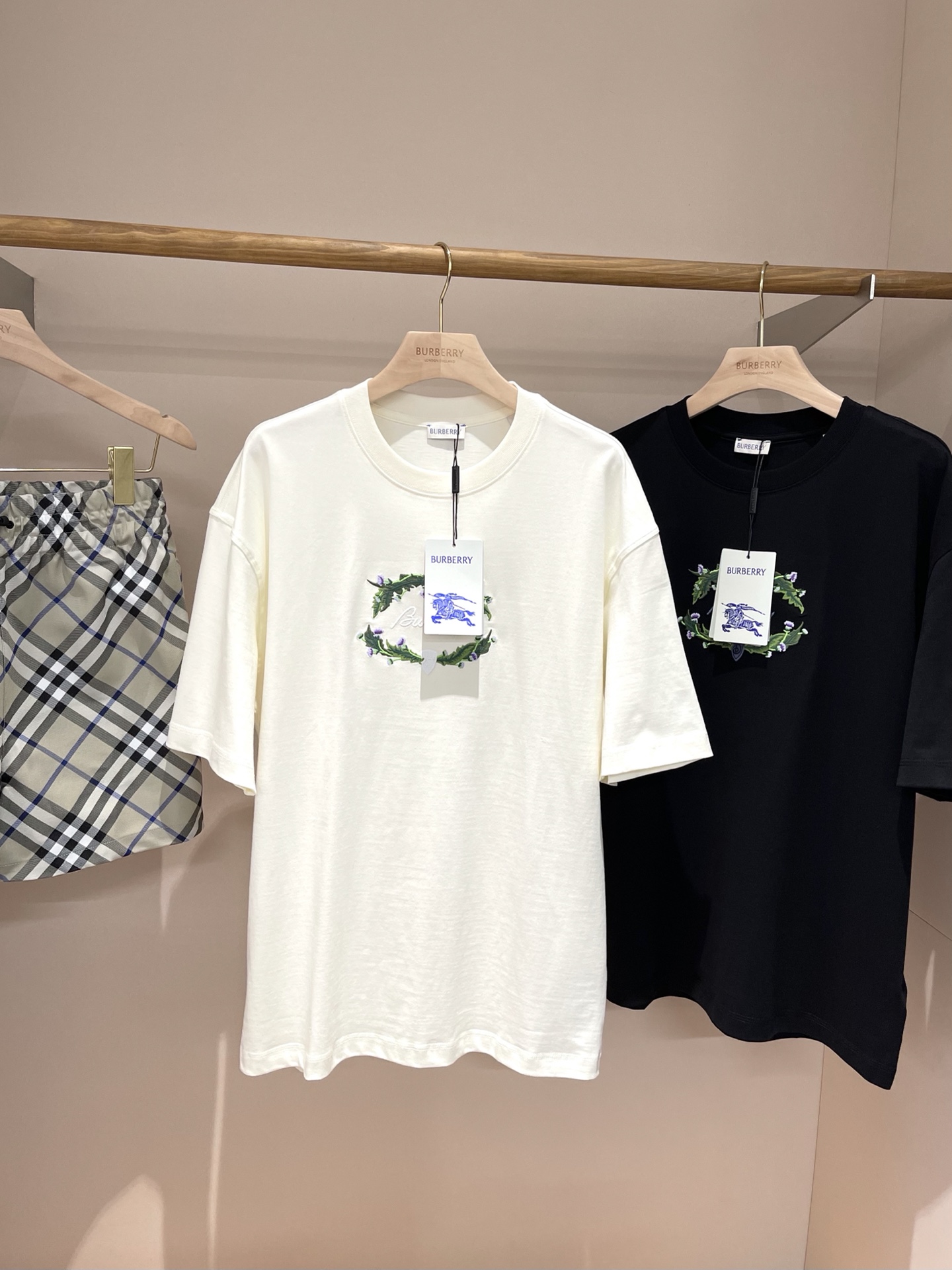 NO:137690,Thistle pattern logo cotton t-shirt belatedly good goods!  Couple style versatile pure cotton short-sleeved T-shirt!  Selling all versions on the market in seconds. I can only say that they are not at the same level at all. No matter in material, detail restoration and craftsmanship, they are not afraid of any challenges. They are just to contribute wonderful products to everyone. Round neck T-shirts are made of flat cotton fabrics. Decorate the brand logo and thistle flower wreath embroidery, inspired by the brand collection design. They were originally unveiled in 1988. Please choose the normal size. The loose fitting is intimate. The size standard is, please choose the normal size. The machine-washed loose short-sleeved item is the best matching item for BUR fans in spring and summer. It is an absolute treasure. The short-sleeved series that trendy men and women must buy!  !  The overall texture of pure cotton high-subscription fabric is extremely comfortable and has excellent skin-friendly effect. In terms of OV style, it is also a perfect outfit, perfectly meeting the needs of various outfit occasions. It is extremely extraordinary, and its grade and charm are extremely outstanding and eye-catching, which can better demonstrate the brand specifications and your pursuit of fashion!  !  As a fan of Bbr, there should be a style that cannot be missed. All the spots have been put into the warehouse, so everyone can buy it themselves!  !  There are five S, M, L, XL, XXL size data. Please move the size table to view, burberry, T-shirt,tees, t-shirt,alexander wang19860909蓟花图案徽标棉质 T 恤衫 迟来的好货好款！情侣款百搭纯棉短袖T恤！ 秒杀市面上一切版本 只能说根本就不是一个级别的存在 不管是材质还是细节还原度以及工艺制作方面不惧任何挑战,只为给大家奉献绝妙产物 圆领 T 恤衫,选用平织棉面料打造.装饰品牌徽标与蓟花花环刺绣,灵感源自品牌典藏设计,最初亮相于 1988 年.,请选择平时正常尺码.宽松版型,呈现贴身剪裁.尺码标准,请选择平时正常尺码.机洗这款宽松短袖便是我献给BUR粉丝开春春夏最佳的搭配单品,绝对的珍品,潮男潮女必入的短袖系列！！ 纯棉的高支数面料整体的触感极为舒适,亲肤效果也是极佳.且OV版型方面也是完美穿搭效果,完美的符合各种穿搭场合的所需.极为非凡,档次与魅力更是极为的出色亮眼,更能够彰显品牌规格与你对于时尚的追求！！作为bbr的粉丝,应该是不容错过的款式,现货均已入仓,大家自己抢购！！ 码数有五个S、M、L、XL、XXL 尺码数据请移步尺码表查看,,burberry,T-shirt,tees，t-shirt,alexander wang,Men's clothing