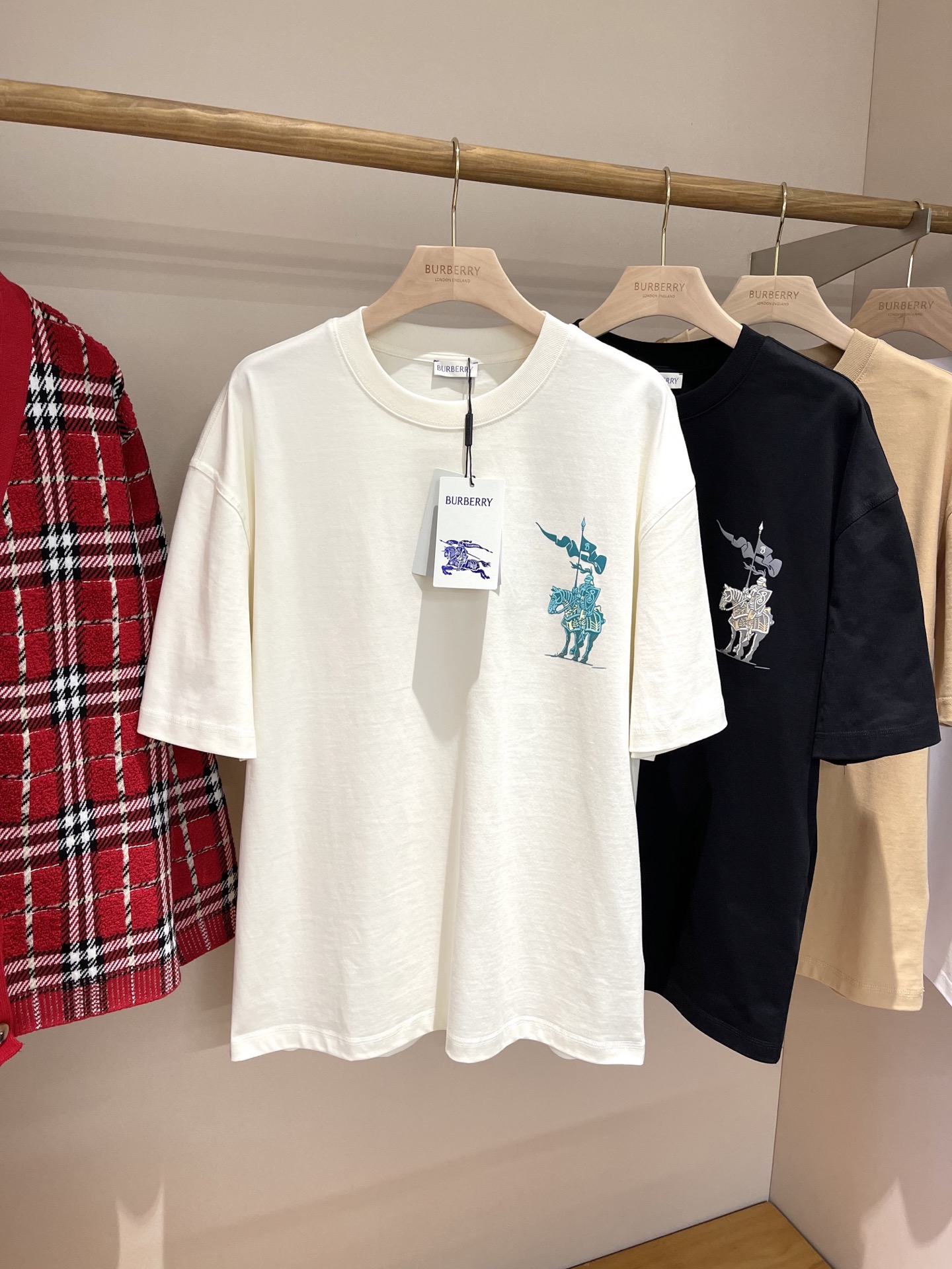 NO:137687,Equestrian Knight Logo Cotton Short Sleeve Belated Good Goods!  BUR ace channel list, synchronizes with major buyers. The new season of Equestrian Knight logo cotton design pure cotton short-sleeved shirt, couple short-sleeved shirt. Snap all versions on the market in seconds. I can only say that it is not a level at all. No matter in material, detail restoration and craftsmanship, I don’t fear any challenges, just to contribute wonderful products to everyone. Flat woven cotton T-shirts are made of flat cotton fabrics. Decorate the new season Equestrian Knight logo (EKD) print, presenting a regular version--ribbed knitted neckline. This is the best matching item I offer to BUR fans in spring and summer. It is an absolute treasure, a short-sleeved series that trendy men and women must buy!  !  !  It is made of comfortable and breathable pure cotton fabric in Portugal and is simple and versatile. Whether paired with refreshing shorts or casual trousers, it is very high-end and textured cool!  The overall texture of pure cotton high-subscription fabric is extremely comfortable and has excellent skin-friendly effect. In terms of OV style, it is also a perfect outfit, perfectly meeting the needs of various outfit occasions. It is extremely extraordinary, and its grade and charm are extremely outstanding and eye-catching, which can better demonstrate the brand specifications and your pursuit of fashion!  !  As a fan of Bbr, there should be a style that cannot be missed. All the spots have been put into the warehouse, so everyone can buy it themselves!  !  There are five S, M, L, XL, XXL size data. Please move the size table to view, burberry, shorts, T-shirt, alexander wang19860909马术骑士徽标棉质短袖 迟来的好货好款！BUR王牌渠道单,同步各大买手店 2025ss全新一季马术骑士徽标棉质设计纯棉短袖衫,情侣款短袖衫. 秒杀市面上一切版本 只能说根本就不是一个级别的存在 不管是材质还是细节还原度以及工艺制作方面不惧任何挑战,只为给大家奉献绝妙产物 平织棉 T 恤衫,选用平织棉质面料打造.装饰新季马术骑士徽标（EKD）印花,呈现常规版型-– 罗纹针织领口.便是我献给BUR粉丝开春春夏最佳的搭配单品,绝对的珍品,潮男潮女必入的短袖系列！！！ 采用舒适透气的纯棉面料于葡萄牙精制而成上简约百搭的版型,无论搭配清爽的短裤还是休闲长裤都非常高级有质感cool！纯棉的高支数面料整体的触感极为舒适,亲肤效果也是极佳.且OV版型方面也是完美穿搭效果,完美的符合各种穿搭场合的所需.极为非凡,档次与魅力更是极为的出色亮眼,更能够彰显品牌规格与你对于时尚的追求！！作为bbr的粉丝,应该是不容错过的款式,现货均已入仓,大家自己抢购！！ 码数有五个S、M、L、XL、XXL 尺码数据请移步尺码表查看,,burberry,shorts,T-shirt,alexander wang,Men's clothing