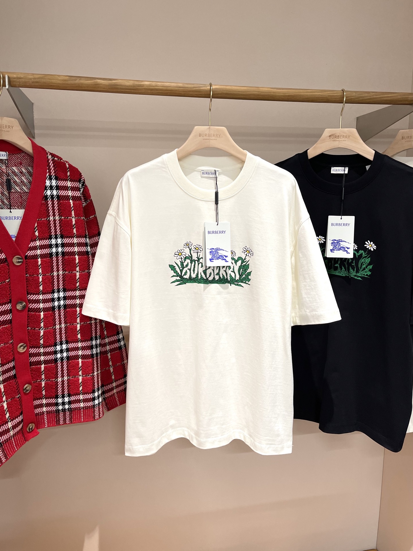 NO:137681,Daisy logo printed cotton short sleeves belatedly good goods!  BUR ace channel list, synchronizes with major buyers. The new season of 2025ss daisy logo printed cotton design pure cotton short-sleeved shirt, couple short-sleeved shirt. Snap all versions on the market. I can only say that it is not a level at all. No matter the material, details restoration and craftsmanship, it is not afraid of any challenges, just to contribute wonderful products to everyone. Flat woven cotton T-shirts are decorated with brand logo prints with daisy patterns intertwined and surrounded by brand logo prints, inspired by the British grass and garden scenery. They present a regular style. – Rib knitted neckline This short-sleeved shirt is the best matching item I offer to BUR fans in spring and summer. It is an absolute treasure, a must-have short-sleeved series for trendy men and women!  !  !  It is made of comfortable and breathable pure cotton fabric in Portugal and is simple and versatile. Whether paired with refreshing shorts or casual trousers, it is very high-end and textured cool!  The overall texture of pure cotton high-subscription fabric is extremely comfortable and has excellent skin-friendly effect. In terms of OV style, it is also a perfect outfit, perfectly meeting the needs of various outfit occasions. It is extremely extraordinary, and its grade and charm are extremely outstanding and eye-catching, which can better demonstrate the brand specifications and your pursuit of fashion!  !  As a fan of Bbr, there should be a style that cannot be missed. All the spots have been put into the warehouse, so everyone can buy it themselves!  !  There are five S, M, L, XL, XXL size data. Please move the size table to view, burberry, shorts, T-shirt, alexander wang19860909雏菊徽标印花棉质短袖 迟来的好货好款！BUR王牌渠道单,同步各大买手店 2025ss全新一季雏菊徽标印花棉质设计纯棉短袖衫,情侣款短袖衫. 秒杀市面上一切版本 只能说根本就不是一个级别的存在 不管是材质还是细节还原度以及工艺制作方面不惧任何挑战,只为给大家奉献绝妙产物 平织棉 T 恤衫,饰有雏菊图案交织环绕的品牌徽标印花,灵感源自英国草地和花园景致.呈现常规版型.– 罗纹针织领口这款短袖便是我献给BUR粉丝开春春夏最佳的搭配单品,绝对的珍品,潮男潮女必入的短袖系列！！！ 采用舒适透气的纯棉面料于葡萄牙精制而成上简约百搭的版型,无论搭配清爽的短裤还是休闲长裤都非常高级有质感cool！纯棉的高支数面料整体的触感极为舒适,亲肤效果也是极佳.且OV版型方面也是完美穿搭效果,完美的符合各种穿搭场合的所需.极为非凡,档次与魅力更是极为的出色亮眼,更能够彰显品牌规格与你对于时尚的追求！！作为bbr的粉丝,应该是不容错过的款式,现货均已入仓,大家自己抢购！！ 码数有五个S、M、L、XL、XXL 尺码数据请移步尺码表查看,,burberry,shorts,T-shirt,alexander wang,Men's clothing