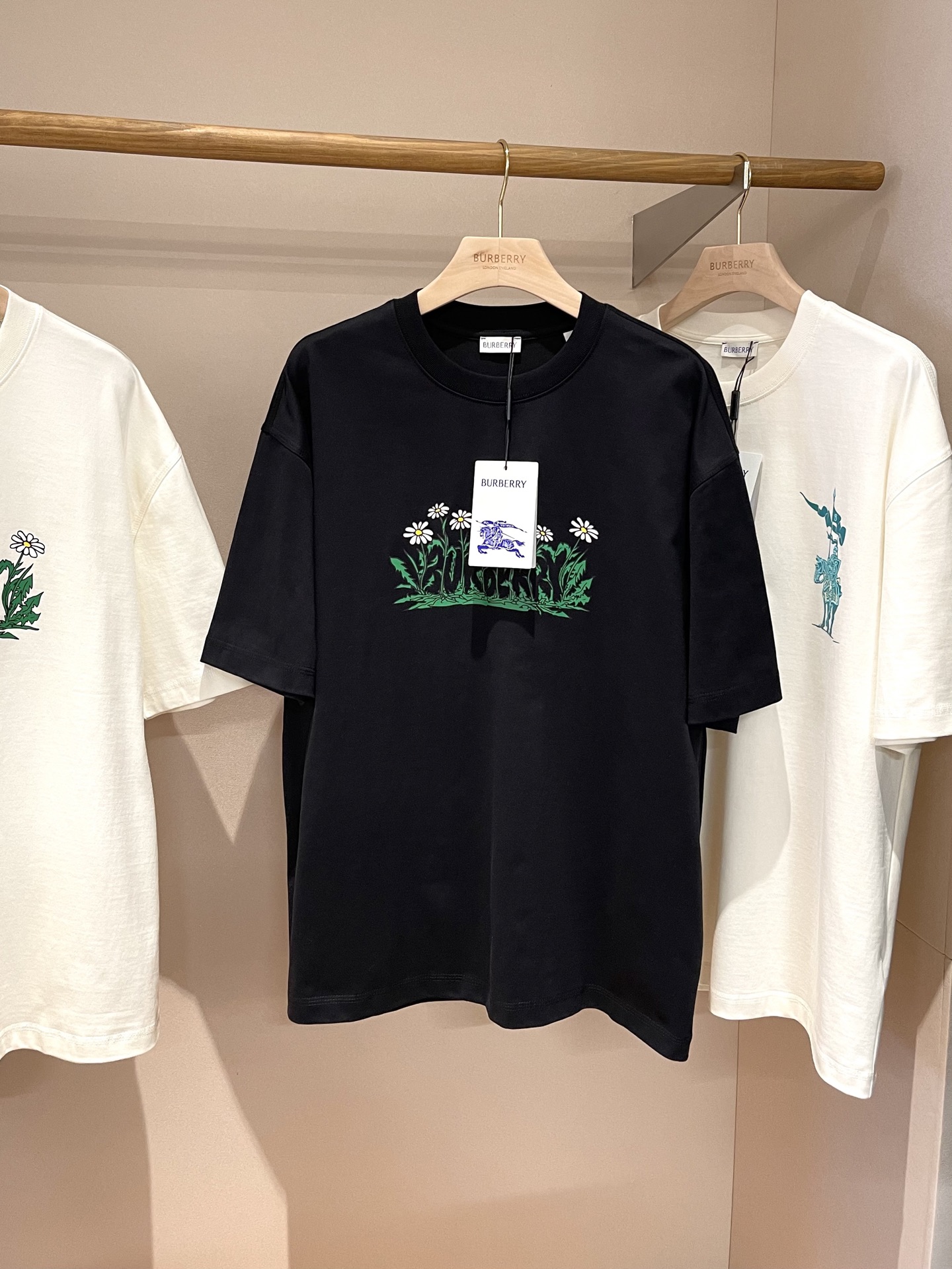 NO:137684,Daisy logo printed cotton short sleeves belatedly good goods!  BUR ace channel list, synchronizes with major buyers. The new season of 2025ss daisy logo printed cotton design pure cotton short-sleeved shirt, couple short-sleeved shirt. Snap all versions on the market. I can only say that it is not a level at all. No matter the material, details restoration and craftsmanship, it is not afraid of any challenges, just to contribute wonderful products to everyone. Flat woven cotton T-shirts are decorated with brand logo prints with daisy patterns intertwined and surrounded by brand logo prints, inspired by the British grass and garden scenery. They present a regular style. – Rib knitted neckline This short-sleeved shirt is the best matching item I offer to BUR fans in spring and summer. It is an absolute treasure, a must-have short-sleeved series for trendy men and women!  !  !  It is made of comfortable and breathable pure cotton fabric in Portugal and is simple and versatile. Whether paired with refreshing shorts or casual trousers, it is very high-end and textured cool!  The overall texture of pure cotton high-subscription fabric is extremely comfortable and has excellent skin-friendly effect. In terms of OV style, it is also a perfect outfit, perfectly meeting the needs of various outfit occasions. It is extremely extraordinary, and its grade and charm are extremely outstanding and eye-catching, which can better demonstrate the brand specifications and your pursuit of fashion!  !  As a fan of Bbr, there should be a style that cannot be missed. All the spots have been put into the warehouse, so everyone can buy it themselves!  !  There are five S, M, L, XL, XXL size data. Please move the size table to view, burberry, shorts, T-shirt, alexander wang19860909雏菊徽标印花棉质短袖 迟来的好货好款！BUR王牌渠道单,同步各大买手店 2025ss全新一季雏菊徽标印花棉质设计纯棉短袖衫,情侣款短袖衫. 秒杀市面上一切版本 只能说根本就不是一个级别的存在 不管是材质还是细节还原度以及工艺制作方面不惧任何挑战,只为给大家奉献绝妙产物 平织棉 T 恤衫,饰有雏菊图案交织环绕的品牌徽标印花,灵感源自英国草地和花园景致.呈现常规版型.– 罗纹针织领口这款短袖便是我献给BUR粉丝开春春夏最佳的搭配单品,绝对的珍品,潮男潮女必入的短袖系列！！！ 采用舒适透气的纯棉面料于葡萄牙精制而成上简约百搭的版型,无论搭配清爽的短裤还是休闲长裤都非常高级有质感cool！纯棉的高支数面料整体的触感极为舒适,亲肤效果也是极佳.且OV版型方面也是完美穿搭效果,完美的符合各种穿搭场合的所需.极为非凡,档次与魅力更是极为的出色亮眼,更能够彰显品牌规格与你对于时尚的追求！！作为bbr的粉丝,应该是不容错过的款式,现货均已入仓,大家自己抢购！！ 码数有五个S、M、L、XL、XXL 尺码数据请移步尺码表查看,,burberry,shorts,T-shirt,alexander wang,Men's clothing