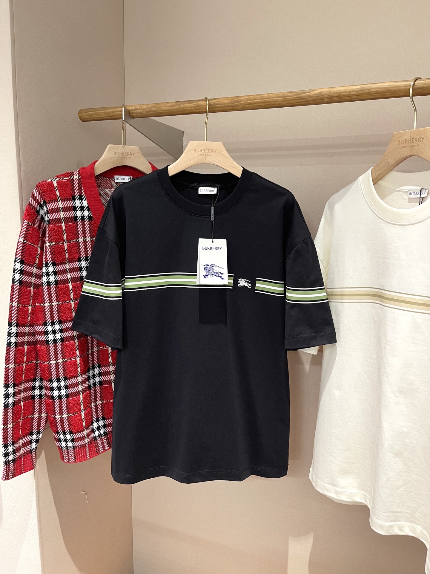 NO:137678,Striped little war horse cotton T-shirt, a belated good product!  War horse embroidery small label, couples versatile pure cotton short-sleeved T-shirt!  Selling all versions on the market in seconds. I can only say that they are not at the same level at all. No matter the material, details restoration and craftsmanship, I don’t fear any challenges. I just want to give you wonderful products. Flat woven cotton T-shirts are embroidered with Equestrian Knight logo (EKD) embroidery, and striped decoration created by silk screen printing. The round neck design is designed to present a slim fit. Rib knitted neckline and the front chest is embroidered with Equestrian Knight logo (EKD) embroidered with Equestrian Knight logo (EKD) embroidered with Equestrian Knight logo (EKD) embroidered with slim fitting style. Size standard, please choose the normal size. Machine-washed loose short-sleeved item is the best matching item for BUR fans in spring and summer. It is an absolute treasure. Short-sleeved series that trendy men and women must buy!  !  Loose T-shirt, made of cotton fabric. Decorate the brand frog logo print!  The overall loose configuration is more youthful and sporty, highlighting the fashionable feeling of the modern city. The upper body is grand and brilliant, with excellent results. The combination is even more worry-free and effort-saving. Whether it is leisure sports or high street travel, you can easily control it!  !  The overall texture of pure cotton high-subscription fabric is extremely comfortable and has excellent skin-friendly effect. In terms of OV style, it is also a perfect outfit, perfectly meeting the needs of various outfit occasions. It is extremely extraordinary, and its grade and charm are extremely outstanding and eye-catching, which can better demonstrate the brand specifications and your pursuit of fashion!  !  As a fan of Bbr, there should be a style that cannot be missed. All the spots have been put into the warehouse, so everyone can buy it themselves!  !  There are four S, M, L, XL, XXL size data. Please move the size table to view, burberry, T-shirt,tees, t-shirt,alexander wang19860909条纹小战马棉质 T 恤衫 迟来的好货好款！战马刺绣小标,情侣款百搭纯棉短袖T恤！ 秒杀市面上一切版本 只能说根本就不是一个级别的存在 不管是材质还是细节还原度以及工艺制作方面不惧任何挑战,只为给大家奉献绝妙产物 平织棉 T 恤衫,点缀马术骑士徽标（EKD）刺绣,融入丝网印花工艺打造的条纹装饰.采用圆领设计,呈现修身版型.罗纹针织领口,前胸饰有马术骑士徽标（EKD）刺绣 修身版型,呈现贴身剪裁.尺码标准,请选择平时正常尺码.机洗这款宽松短袖便是我献给BUR粉丝开春春夏最佳的搭配单品,绝对的珍品,潮男潮女必入的短袖系列！！ 宽松 T 恤衫,选用棉质面料打造.装饰品牌青蛙徽标印花！整体宽松的版型配置,更具青春运动风格,凸显现代都市的时尚感,上身大气出彩,效果极佳,搭配更是省心省力,无论是休闲运动还是高街出行,都能轻松驾驭！！ 纯棉的高支数面料整体的触感极为舒适,亲肤效果也是极佳.且OV版型方面也是完美穿搭效果,完美的符合各种穿搭场合的所需.极为非凡,档次与魅力更是极为的出色亮眼,更能够彰显品牌规格与你对于时尚的追求！！作为bbr的粉丝,应该是不容错过的款式,现货均已入仓,大家自己抢购！！ 码数有四个S、M、L、XL、XXL 尺码数据请移步尺码表查看,,burberry,T-shirt,tees，t-shirt,alexander wang,Men's clothing