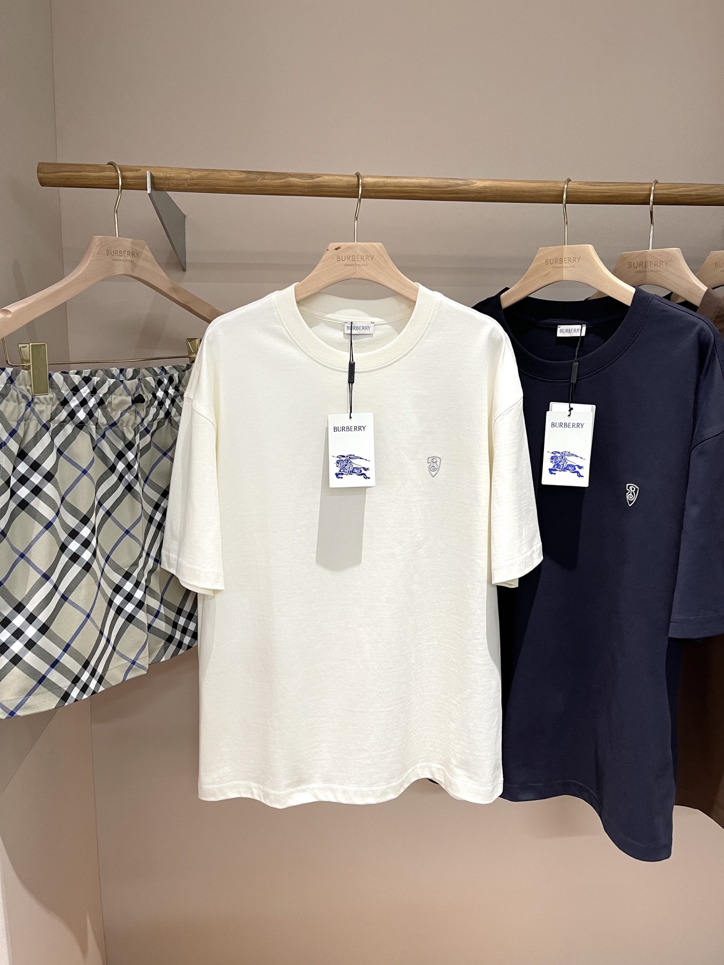 NO:137675,Shield embroidered cotton short-sleeved belated products!  BUR ace channel list, synchronizes with major buyers. The new season of design of Oak Knight War Horse Embroidery Design pure cotton short-sleeved shirt, couple short-sleeved shirt. Snap all versions on the market. I can only say that it is not a level at all. No matter in material, detail restoration and craftsmanship, I don’t fear any challenges, just to contribute wonderful products to everyone. Flat woven cotton T-shirts, embellished with brand B-shaped shield pattern embroidery. The round neck design is designed to present a slim fit. – Rib knitted neckline – slim fit style, showing close-fitting tailoring. Size standard, please choose the normal size. This short-sleeved shirt is the best matching item I offer to BUR fans in spring and summer. It is an absolute treasure, a short-sleeved series that trendy men and women must buy!  !  !  It is made of comfortable and breathable pure cotton fabric in Portugal and is simple and versatile. Whether paired with refreshing shorts or casual trousers, it is very high-end and textured cool!  The overall texture of pure cotton high-subscription fabric is extremely comfortable and has excellent skin-friendly effect. In terms of OV style, it is also a perfect outfit, perfectly meeting the needs of various outfit occasions. It is extremely extraordinary, and its grade and charm are extremely outstanding and eye-catching, which can better demonstrate the brand specifications and your pursuit of fashion!  !  As a fan of Bbr, there should be a style that cannot be missed. All the spots have been put into the warehouse, so everyone can buy it themselves!  !  There are five S, M, L, XL, XXL size data. Please move the size table to view, burberry, shorts, T-shirt, alexander wang19860909盾牌刺绣棉质短袖迟来的好货好款！BUR王牌渠道单,同步各大买手店 2025ss全新一季设计橡树骑士战马刺绣设计纯棉短袖衫,情侣款短袖衫. 秒杀市面上一切版本 只能说根本就不是一个级别的存在 不管是材质还是细节还原度以及工艺制作方面不惧任何挑战,只为给大家奉献绝妙产物 平织棉 T 恤衫,点缀品牌 B 字型盾牌图案刺绣.采用圆领设计,呈现修身版型.– 罗纹针织领口– 修身版型,呈现贴身剪裁.尺码标准,请选择平时正常尺码.这款短袖便是我献给BUR粉丝开春春夏最佳的搭配单品,绝对的珍品,潮男潮女必入的短袖系列！！！ 采用舒适透气的纯棉面料于葡萄牙精制而成上简约百搭的版型,无论搭配清爽的短裤还是休闲长裤都非常高级有质感cool！纯棉的高支数面料整体的触感极为舒适,亲肤效果也是极佳.且OV版型方面也是完美穿搭效果,完美的符合各种穿搭场合的所需.极为非凡,档次与魅力更是极为的出色亮眼,更能够彰显品牌规格与你对于时尚的追求！！作为bbr的粉丝,应该是不容错过的款式,现货均已入仓,大家自己抢购！！ 码数有五个S、M、L、XL、XXL 尺码数据请移步尺码表查看,,burberry,shorts,T-shirt,alexander wang,Men's clothing