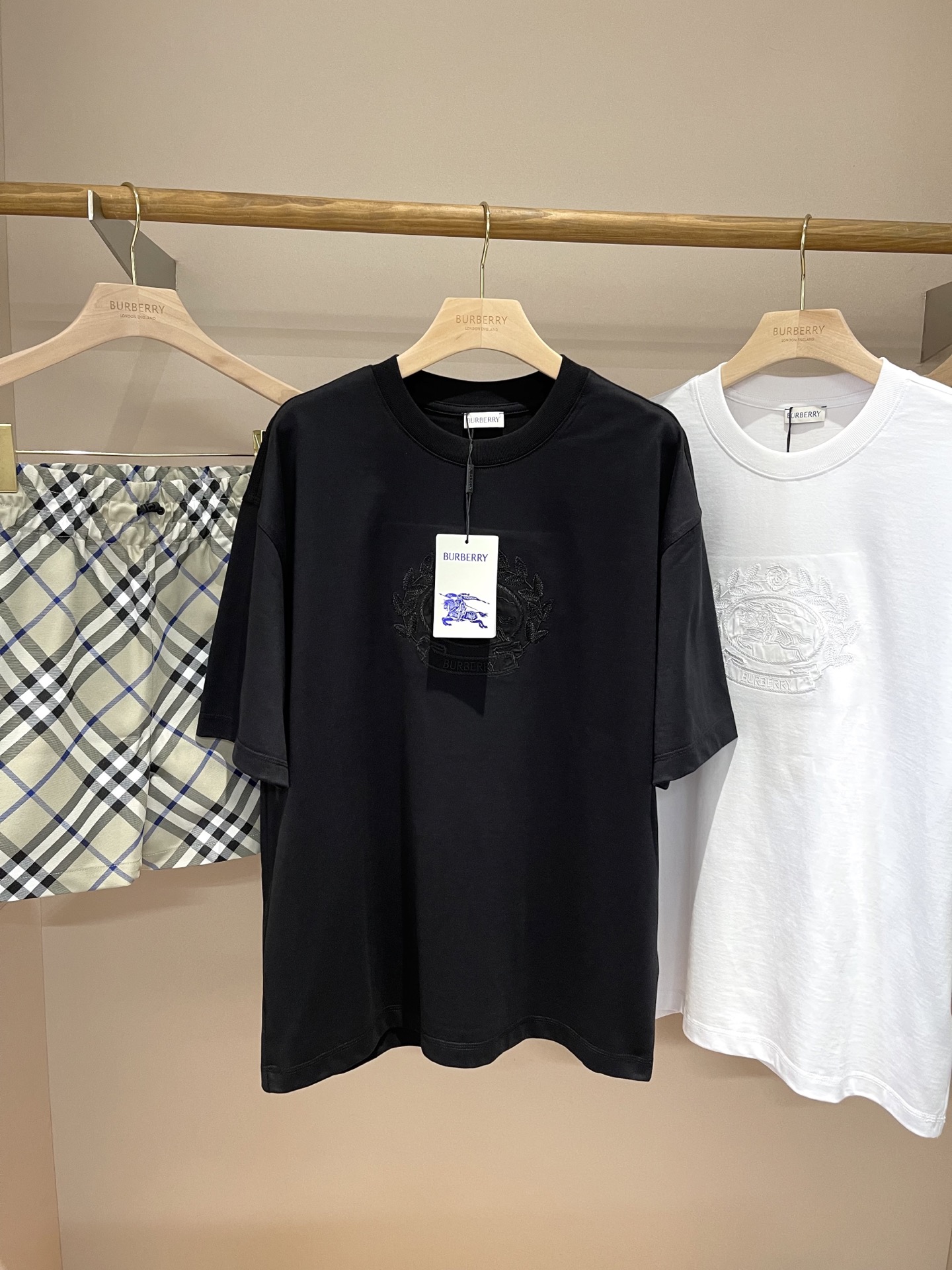 NO:137700,Oak Knight's Embroidered Cotton Short Sleeves, a belated good product!  BUR ace channel list, synchronizes with major buyers. The new season of design of Oak Knight’s Embroidery Design pure cotton short-sleeved shirt, couple’s short-sleeved shirt. Snap all versions on the market. I can only say that it is not a level at all. No matter the material, details restoration and craftsmanship, I don’t fear any challenges, just to contribute wonderful products to everyone. Flat woven cotton T-shirt, Oak Knight’s Embroidery (EKD) embroidery, and the round neck design is used to present a slim fit. – Rib knitted neckline – The front chest is decorated with Equestrian Knight’s logo (EKD) embroidery – regular version, please choose the normal size. Size standard, please choose the normal size. This loose short-sleeved shirt is the best matching item for BUR fans in spring and summer. It is an absolute treasure, a must-have short-sleeved series for trendy men and women!  !  !  It is made of comfortable and breathable pure cotton fabric in Portugal and is simple and versatile. Whether paired with refreshing shorts or casual trousers, it is very high-end and textured cool!  The overall texture of pure cotton high-subscription fabric is extremely comfortable and has excellent skin-friendly effect. In terms of OV style, it is also a perfect outfit, perfectly meeting the needs of various outfit occasions. It is extremely extraordinary, and its grade and charm are extremely outstanding and eye-catching, which can better demonstrate the brand specifications and your pursuit of fashion!  !  As a fan of Bbr, there should be a style that cannot be missed. All the spots have been put into the warehouse, so everyone can buy it themselves!  !  There are five S, M, L, XL, XXL size data. Please move the size table to view, burberry, shorts, T-shirt, alexander wang19860909橡树骑士战马刺绣棉质短袖 迟来的好货好款！BUR王牌渠道单,同步各大买手店 2025ss全新一季设计橡树骑士战马刺绣设计纯棉短袖衫,情侣款短袖衫. 秒杀市面上一切版本 只能说根本就不是一个级别的存在 不管是材质还是细节还原度以及工艺制作方面不惧任何挑战,只为给大家奉献绝妙产物 平织棉 T 恤衫,橡树骑士战马刺绣（EKD）刺绣,.采用圆领设计,呈现修身版型.– 罗纹针织领口– 前胸饰有马术骑士徽标（EKD）刺绣 – 常规版型 ,请选择平时正常尺码.尺码标准,请选择平时正常尺码.这款宽松短袖便是我献给BUR粉丝开春春夏最佳的搭配单品,绝对的珍品,潮男潮女必入的短袖系列！！！ 采用舒适透气的纯棉面料于葡萄牙精制而成上简约百搭的版型,无论搭配清爽的短裤还是休闲长裤都非常高级有质感cool！纯棉的高支数面料整体的触感极为舒适,亲肤效果也是极佳.且OV版型方面也是完美穿搭效果,完美的符合各种穿搭场合的所需.极为非凡,档次与魅力更是极为的出色亮眼,更能够彰显品牌规格与你对于时尚的追求！！作为bbr的粉丝,应该是不容错过的款式,现货均已入仓,大家自己抢购！！ 码数有五个S、M、L、XL、XXL 尺码数据请移步尺码表查看,,burberry,shorts,T-shirt,alexander wang,Men's clothing