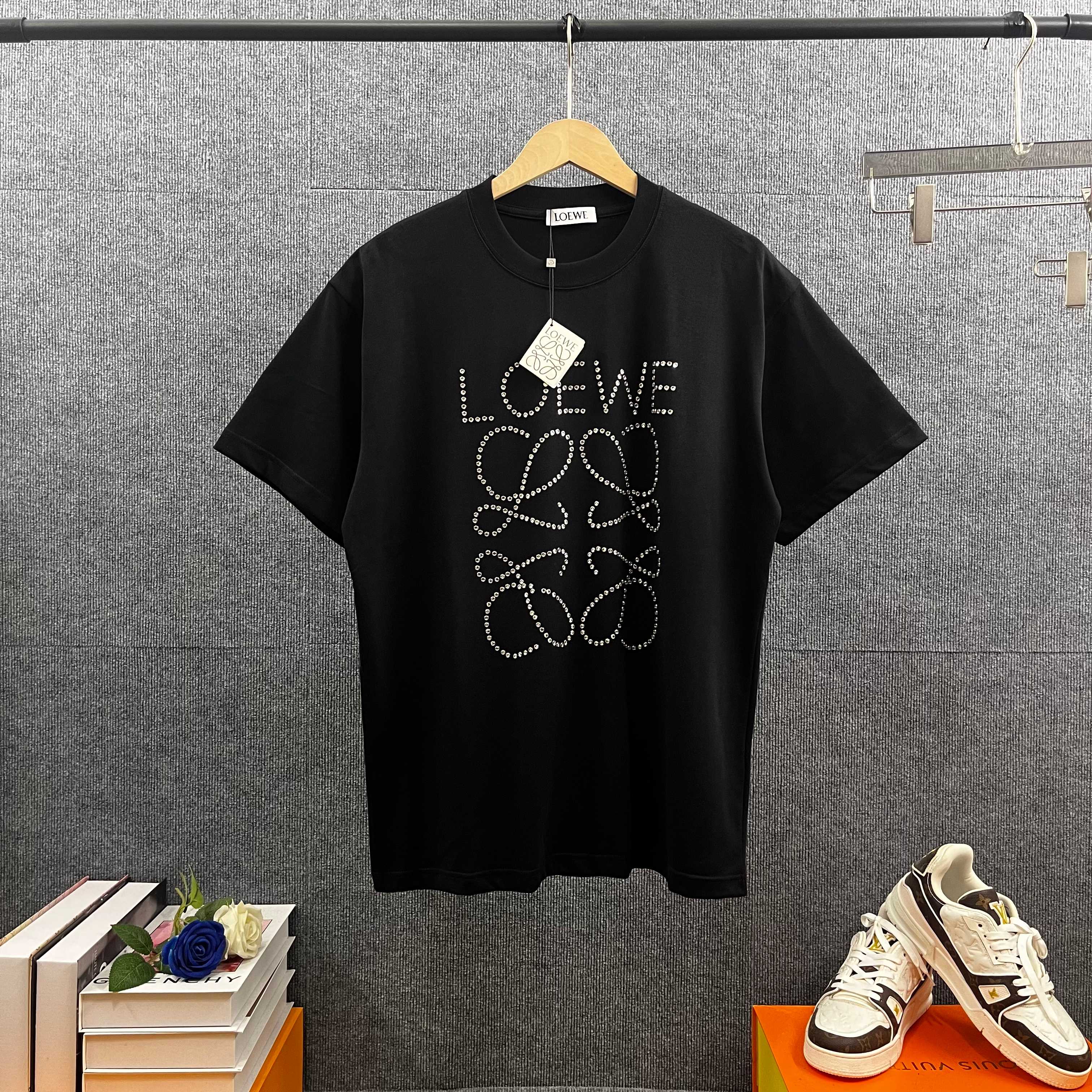 p100 Loe* 罗*意*威 2026春夏新款 经典字母烫钻logo工艺 双纱定制平纹纯棉面料 短袖T恤 男女同款 颜色：黑色 白色 尺码： S （90-130斤） M （120-150斤） L （140-165斤） XL （160-1…