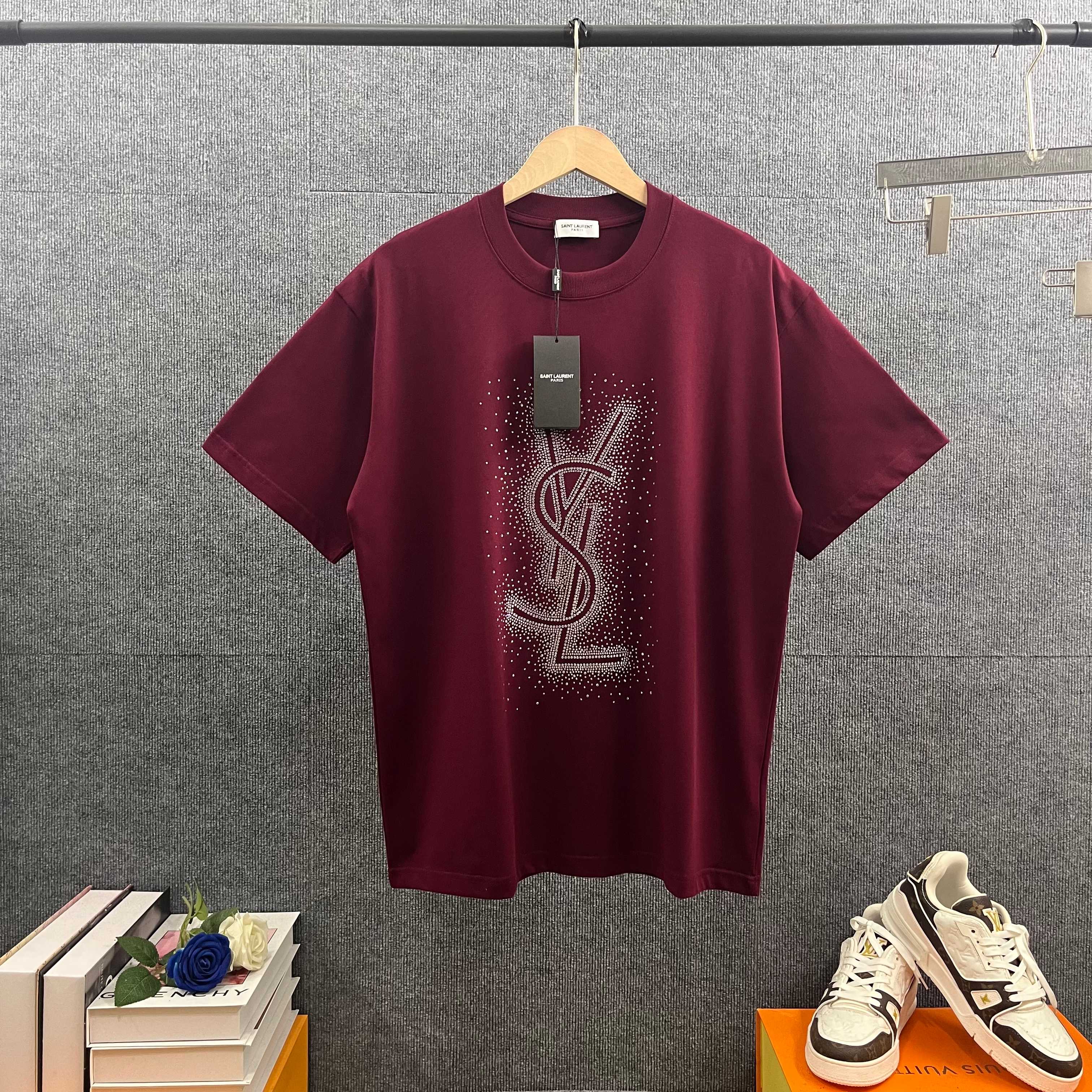P95 ysl*圣罗*兰* 2026春款新款 经典字母烫钻工艺，纯棉定制双纱面料 短袖圆领男女同款 颜色：黑色 白色 酒红色 尺码： S （90-130斤） M （120-150斤） L （140-165斤） XL （160-180斤） …