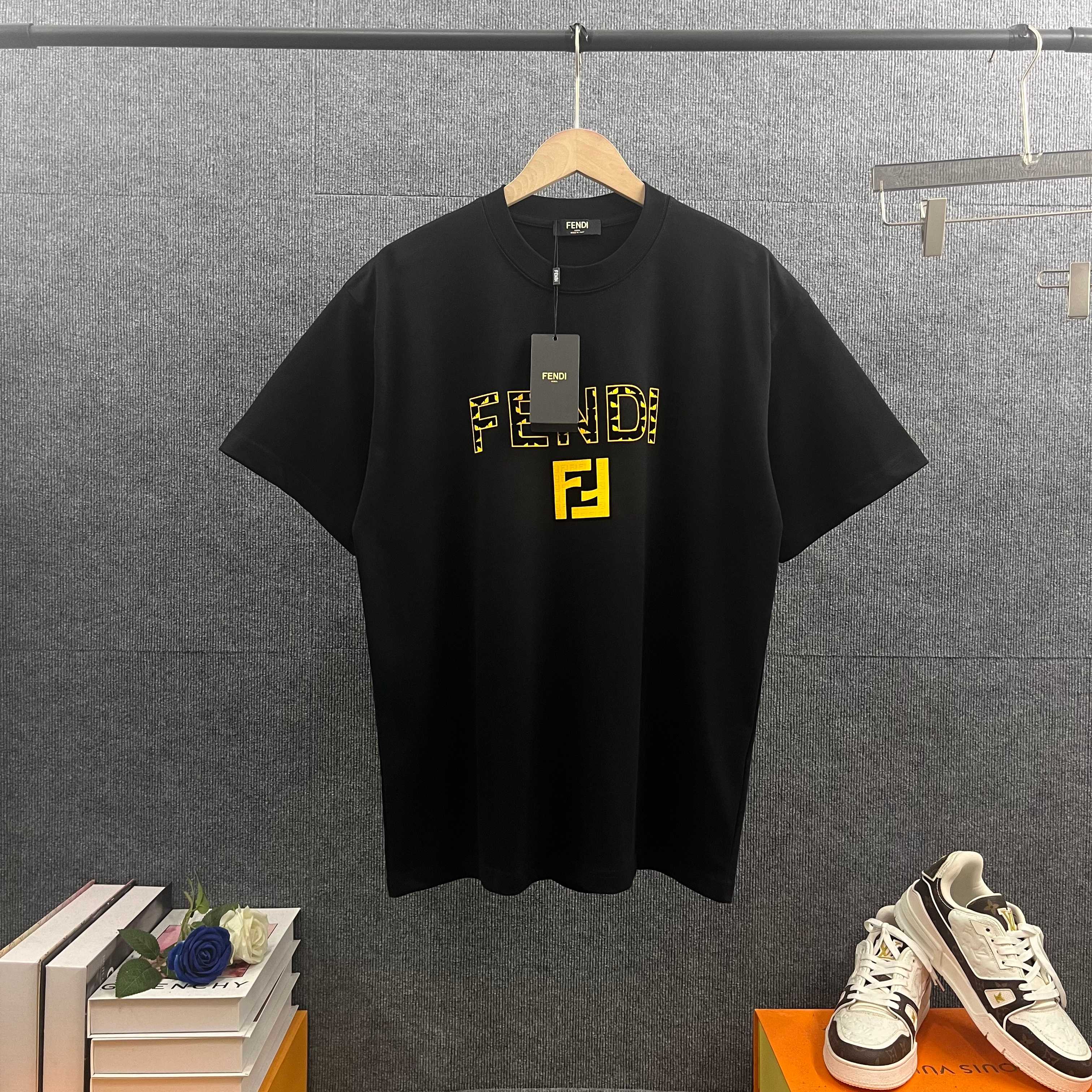 p95 FEN*Fen*Di 2026 primavera-verano nueva camiseta de manga corta, proceso clásico de goma gruesa con letras de felpa …