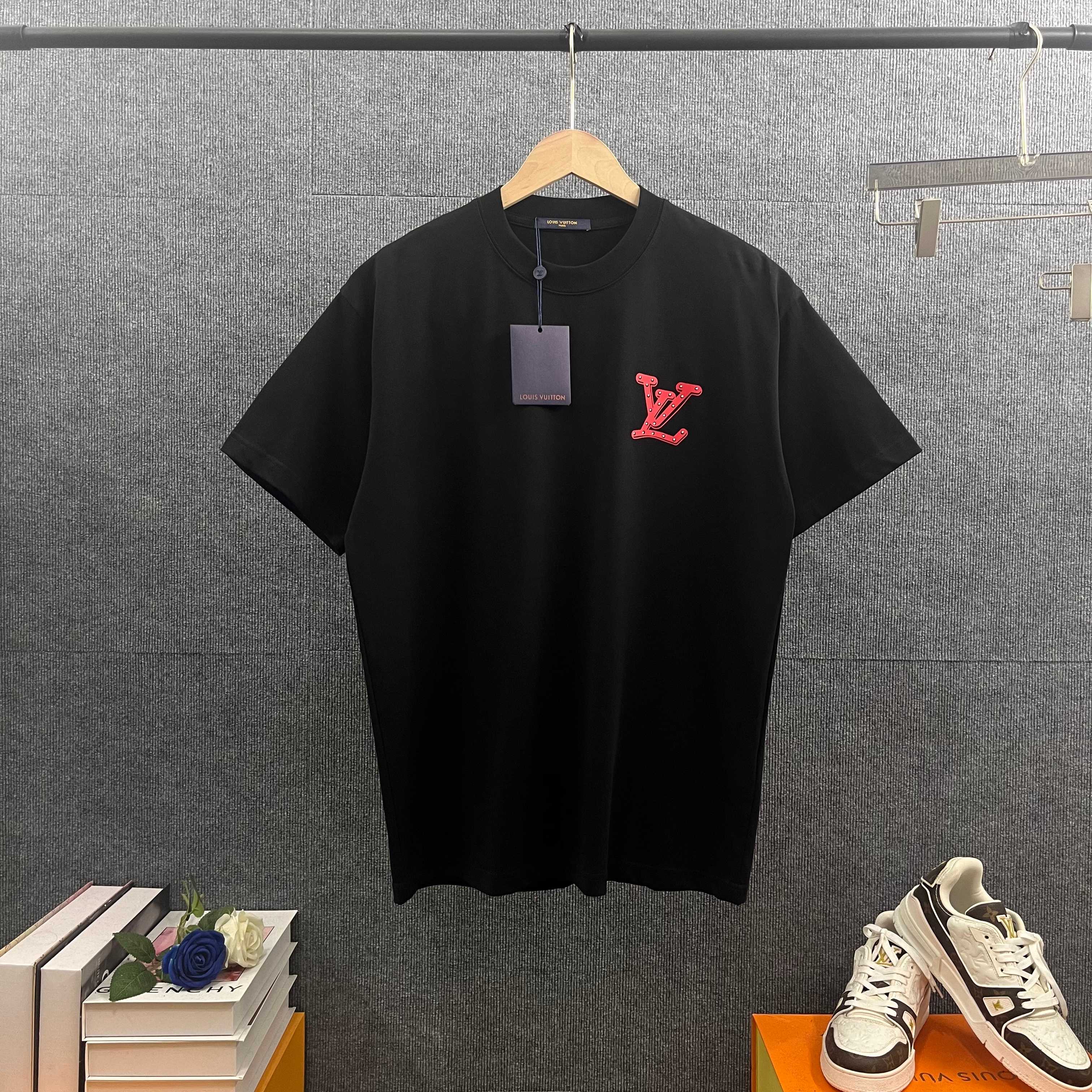 P85 1v *Louis* Nuevo modelo 2026 primavera/verano, camiseta de manga corta con letras clásicas en relieve de silicona g…