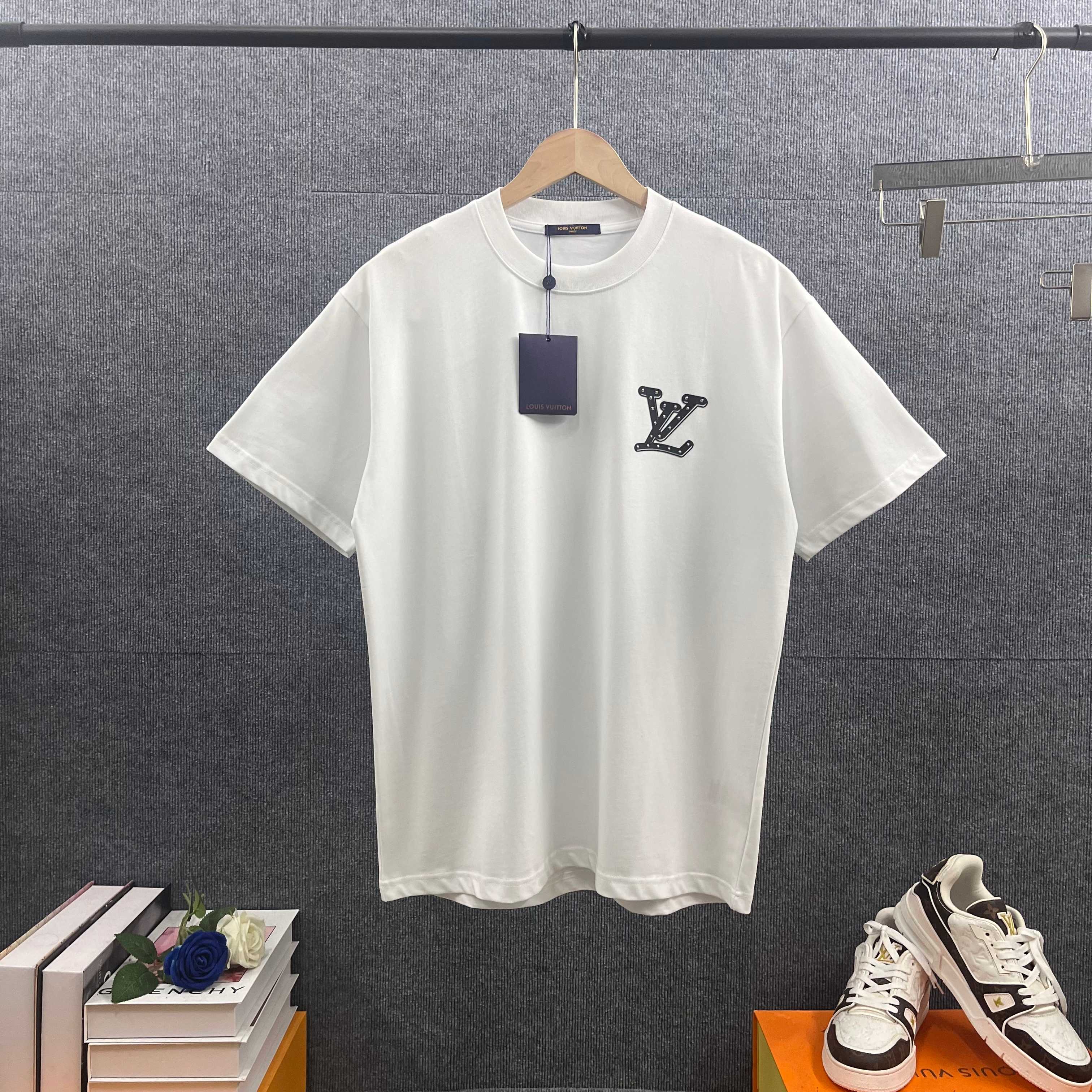 P85 1v *Louis* Nuevo modelo 2026 primavera/verano, camiseta de manga corta con letras clásicas en relieve de silicona g…