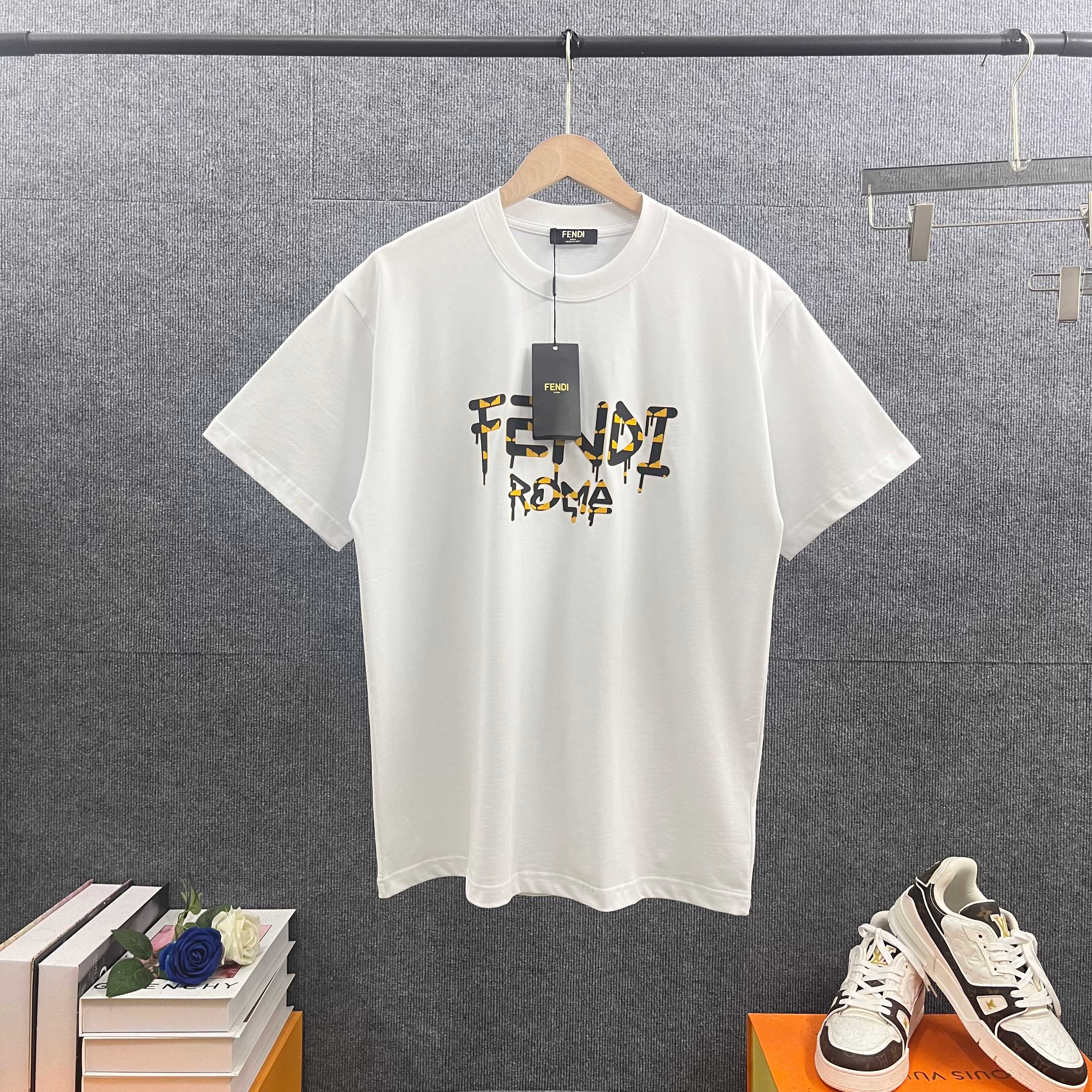 p95 FEN*Fendi* 2026 primavera/verano nueva camiseta de manga corta, clásico monstruo pequeño letras, técnica de pegamen…