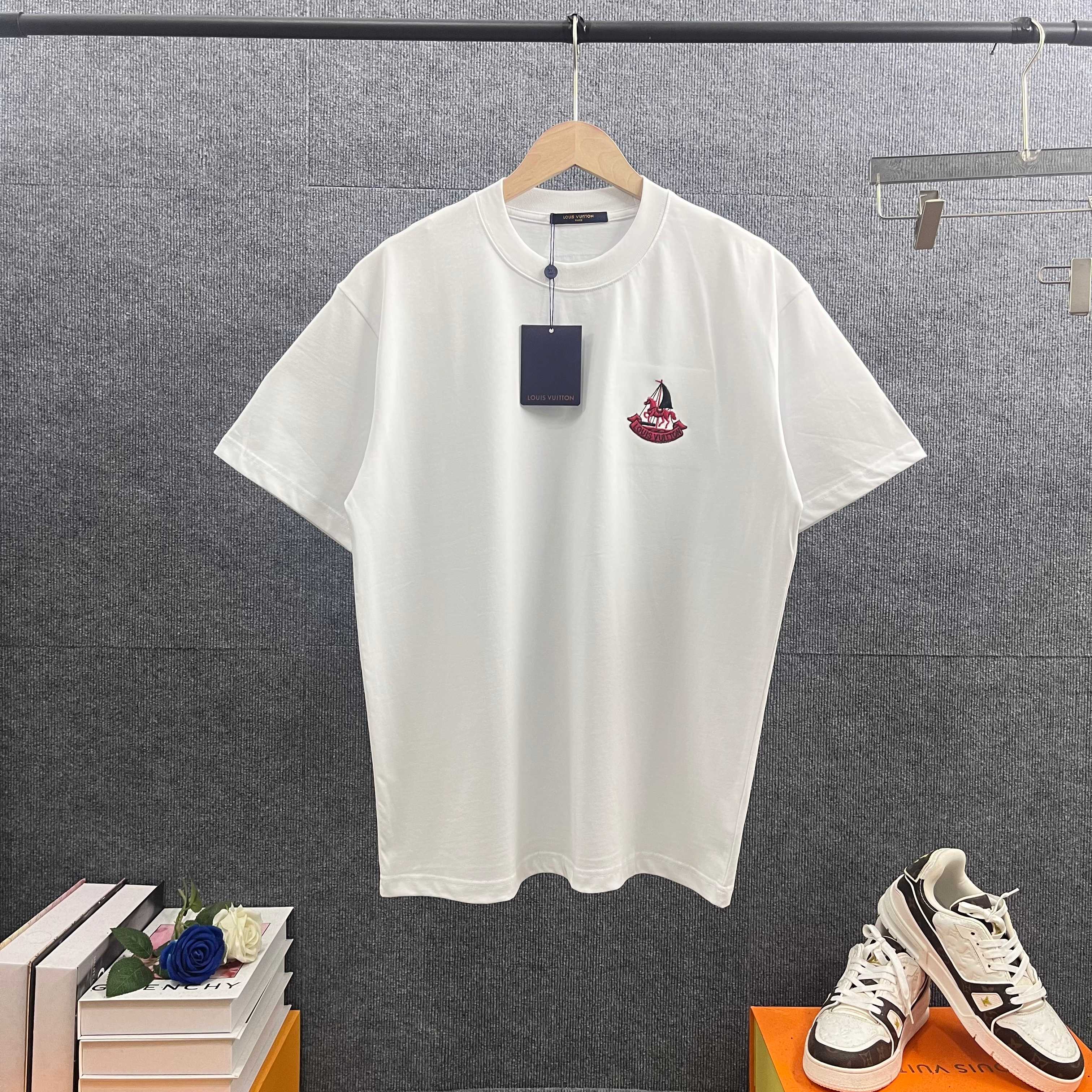 P80 1v *Louis* 2026 primavera/verano nuevo estilo clásico personalidad letras bordado artesanía doble hilo personalizad…