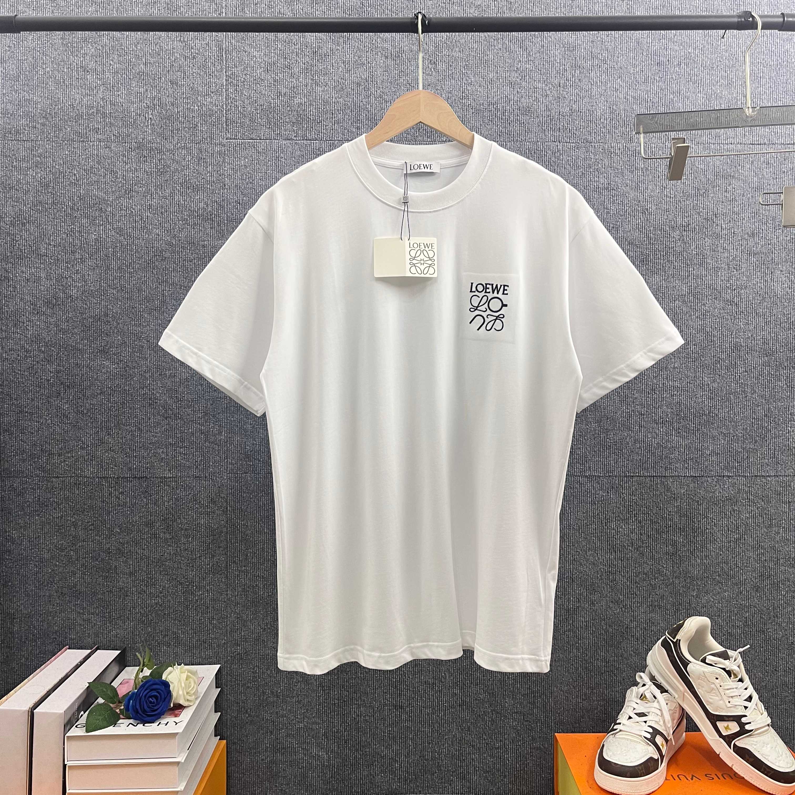 p95 Loe* 罗意*威 昂跑联名系列 2026春夏新款 经典简约字母logo刺绣工艺 双纱定制平纹纯棉面料 短袖T恤 男女同款 颜色：黑色 白色 灰色 酒红色 尺码： S （90-130斤） M （120-150斤） L （140-1…