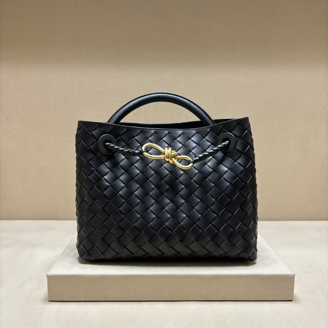 NO:177714,Genuine grade original leather The top spring and summer new style continues the brand's braided pattern style with detailed metal rope knot switch buckles. This time the shoulder strap is also made into pipe strips, presenting different craftsmanship techniques. The backing method is varied, creating more different shapes. Intrecciato braided leather small handbags are equipped with sliding crossbody straps. Internal compartment, including 1 zipper pocket and 2 open pocket magnetic buckle closures. Size: 20*25*10.5cm, model 7463, BV, bottega veneta19860909正品级 原厂皮 顶级春夏新款延續了品牌的編織紋風格有細節上的金屬繩結開關扣种 這次還將肩帶估做成管條編織、呈現出不同的工藝手法 背法多變,打造出更多不同造型·Intrecciato编织皮革小号手提包,配有滑动斜挎背带·内设隔层,包括1个拉链口袋和2个开口袋磁扣开合 尺寸:20*25*10.5cm,型号7463,BV,bottega veneta,Bag