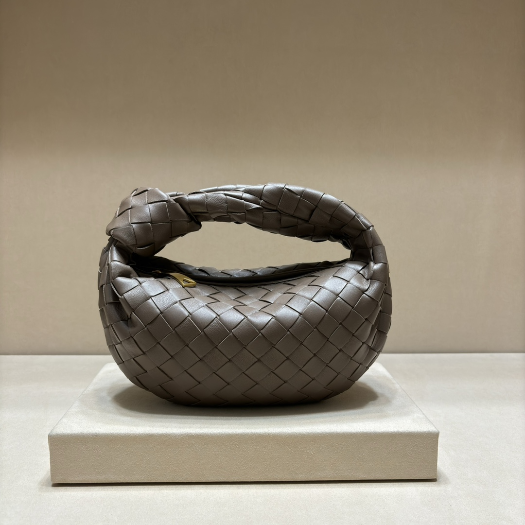 NO:184156,Genuine grade original leather version Model 80800 new knitted hobo original lambskin leather is very soft, unique in shape, especially practical and resistant to wear, atmospheric and simple but sexually frigid style, fashionable and stylish on the upper body~Small 27x22x3cm, BV, bottega veneta, manolo blahnik, sheepskin19860909正品级 原厂皮版本 型号80800新款编织打结hobo 原版小羊皮皮质很软,包形独特特别实用耐装,大气简洁却又有性冷淡风格,上身时髦又有范儿～小号 27x22x3cm,BV,bottega veneta,manolo blahnik,sheepskin,Bag