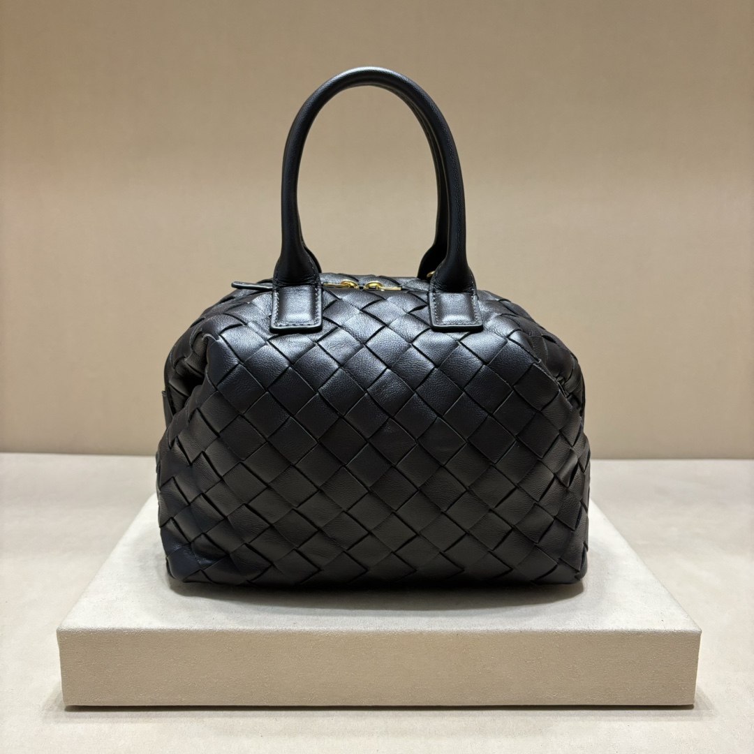 NO:184150,Genuine grade original leather version Intrecciato braided leather bowling bag, equipped with a removable crossbody strap, a single internal flat pocket, zipper opening and closing. Classic braiding process 