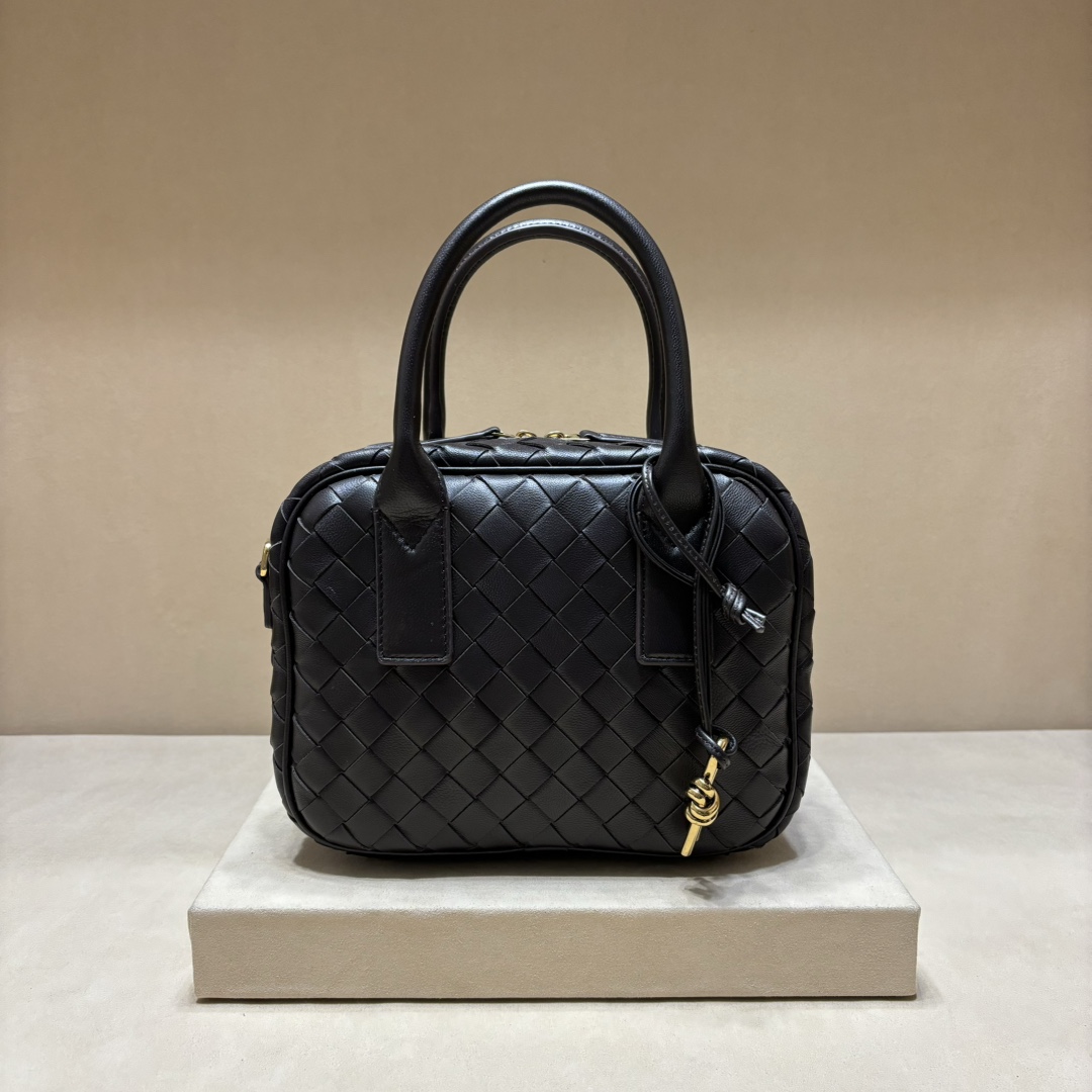 NO:184138,Genuine grade original leather version New Getaway cute cute official document, small and exquisite body, versatile backing method, lady. Sweet girl is made of sheep leather weaving technology, equipped with adjustable and removable shoulder straps, bottom nails with bottom nails are not afraid of leather wear, brass knot decoration, retro soft and cute, the bag weighs very light, large capacity, super high practicality, cute, no head, intellectual favorite 3627 Size 23.5x17.5x9, BV, bottega veneta, sheepskin19860909正品级 原厂皮版本 新款Getaway可爱萌萌公文,包身小巧精致,背法百变,可lady.可甜妹 采用羊皮革编织工艺打造,配有可调节可拆卸肩带,底部带底钉不怕皮革磨伤,黄铜绳结吊饰,复古软萌,包包自重很轻 容量还大,实用率超高,可可爱爱,没有脑袋,知识分子最爱3627 尺寸23.5x17.5x9,BV,bottega veneta,sheepskin,Bag