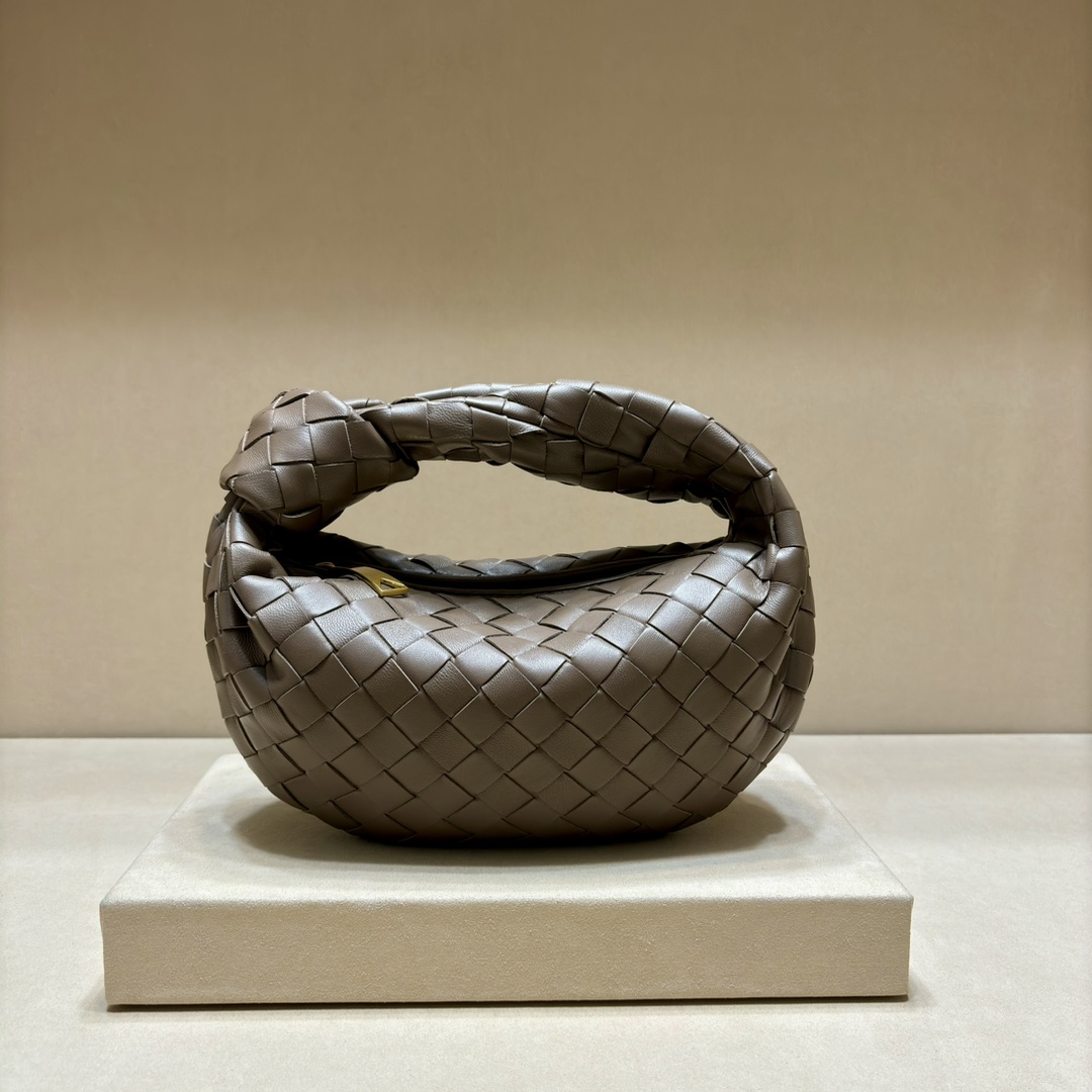 NO:203837,Genuine grade Model 80800 new knitted hobo original lambskin is very soft, the wrapping is unique, especially practical and resistant to wear, atmospheric and simple, yet has a sexually frigid style, fashionable and stylish upper body~Small 27x22x3cm, BV, bottega veneta, manolo blahnik, sheepskin19860909正品级 型号80800新款编织打结hobo 原版小羊皮皮质很软,包形独特特别实用耐装,大气简洁却又有性冷淡风格,上身时髦又有范儿～小号 27x22x3cm,BV,bottega veneta,manolo blahnik,sheepskin,Bag