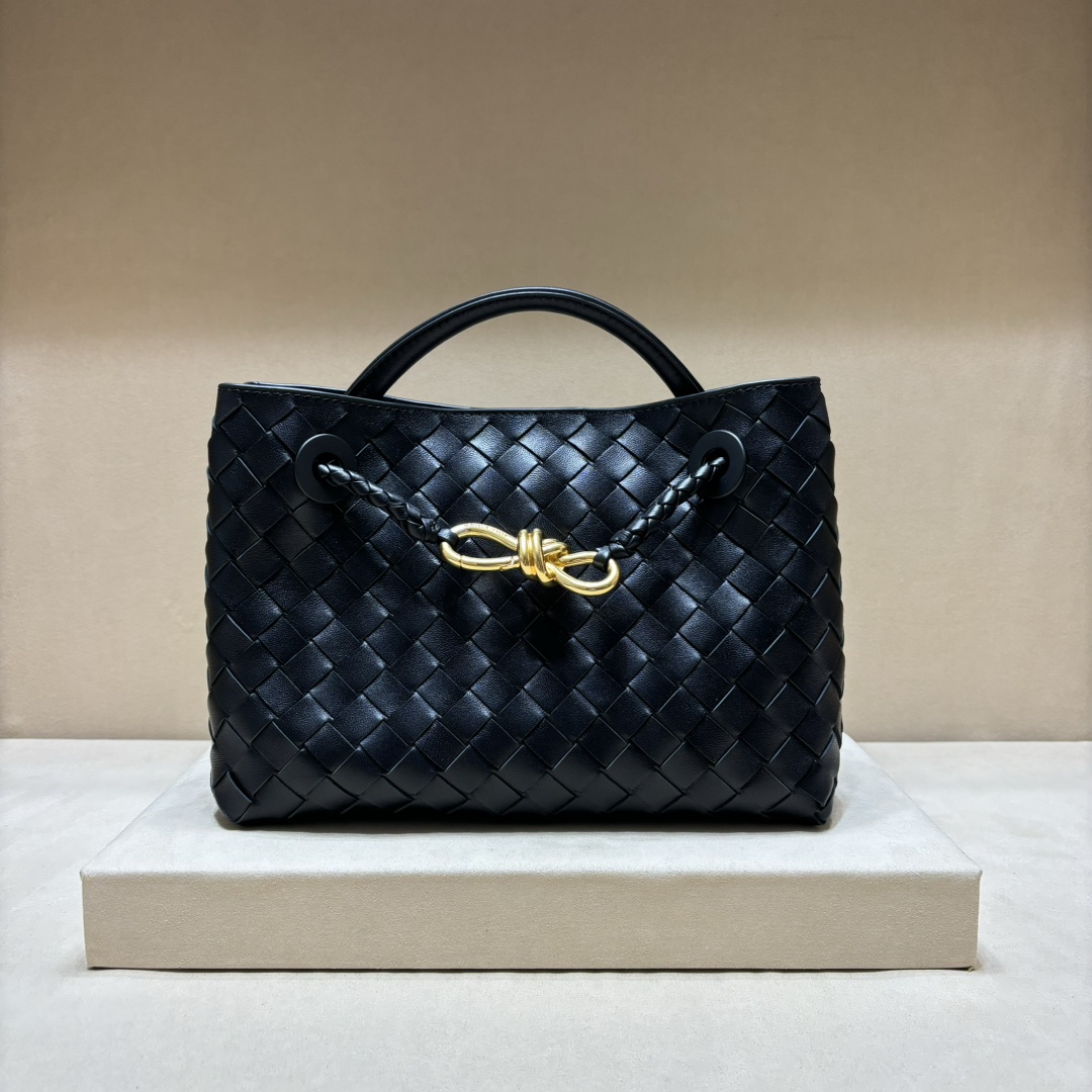 NO:203845,Authentic grade The top spring and summer new style continues the brand's braided pattern style with detailed metal rope knot switch buckles. This time the shoulder strap is also made into pipe strips, presenting different craftsmanship techniques. The backing method is varied, creating more different shapes. Intrecciato braided leather small handbags, equipped with a sliding crossbody strap, and internal compartment, including 1 zipper pocket and 2 open pocket magnetic buckle closures. Size: 20*25*10.5cm, model 7463, BV, bottega veneta19860909正品级 顶级春夏新款延續了品牌的編織紋風格有細節上的金屬繩結開關扣种 這次還將肩帶估做成管條編織、呈現出不同的工藝手法 背法多變,打造出更多不同造型·Intrecciato编织皮革小号手提包,配有滑动斜挎背带·内设隔层,包括1个拉链口袋和2个开口袋磁扣开合 尺寸:20*25*10.5cm,型号7463,BV,bottega veneta,Bag